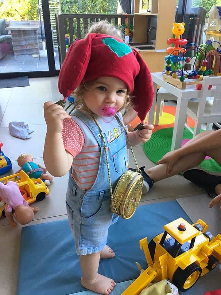Elise a rejoint le concours — aidez-le/la à gagner de superbes lots ! bag, cap, child, event, fun, hat, headwear, kindergarten, leisure, luggage_and_bags, person, photograph, play, recreation, room, shorts, snapshot, stuffed_toy, toddler, toy