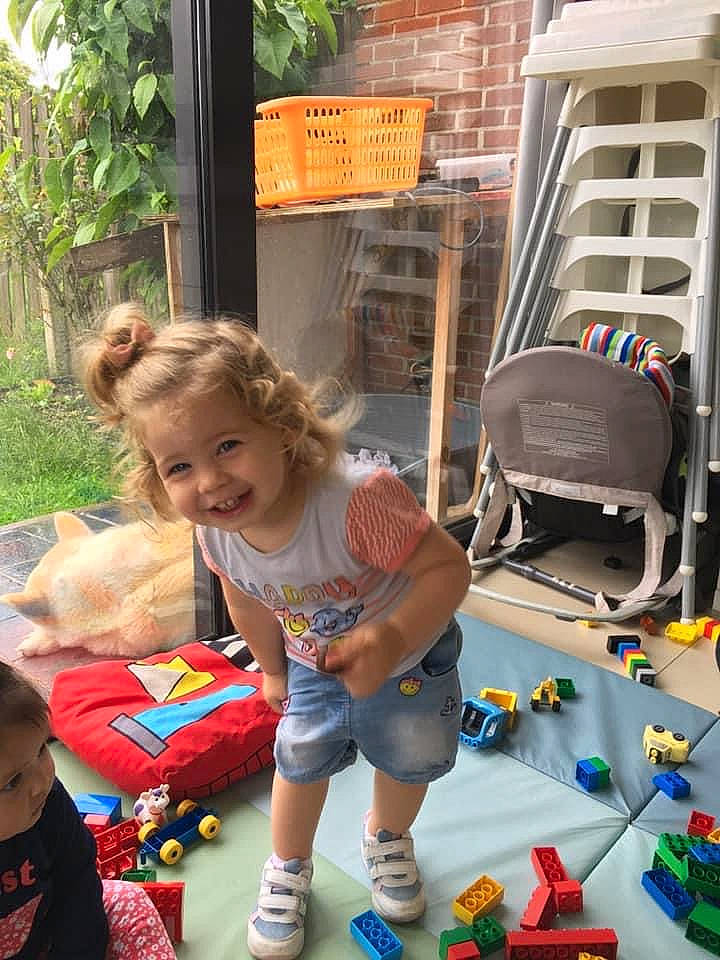 Elise a rejoint le concours — aidez-le/la à gagner de superbes lots ! baby, chair, child, event, flooring, fun, happy, joy, leisure, person, photograph, play, recreation, sitting, smile, snapshot, summer, t_shirt, toddler, toy