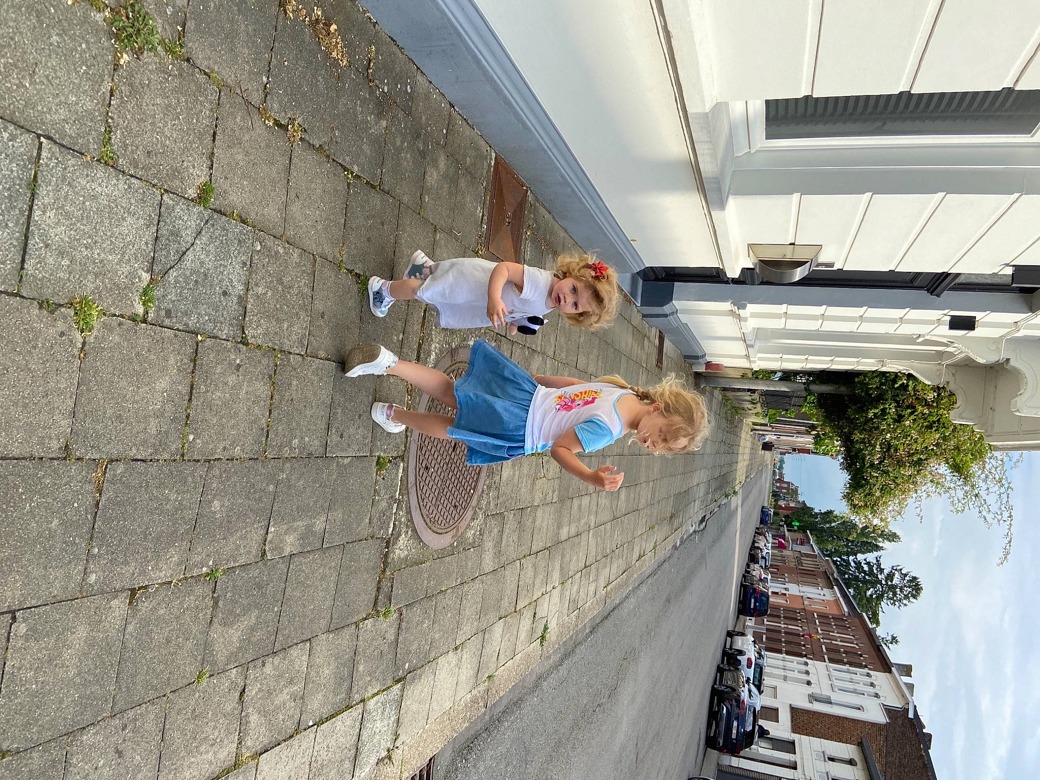 Elise participe au concours pour gagner de l'argent avec cette photo : adventure, brickwork, cloud, composite_material, concrete, denim, design, facade, fun, handrail, leisure, person, plant, recreation, sidewalk, sky, slope, t_shirt, tree, urban_design