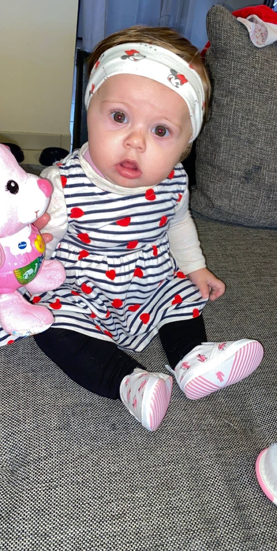 Iona a rejoint le concours — aidez-le/la à gagner de superbes lots ! baby, baby_products, baby_toddler_clothing, cheek, child, headgear, pattern, person, pink, skin, sleeve, surprise, toddler