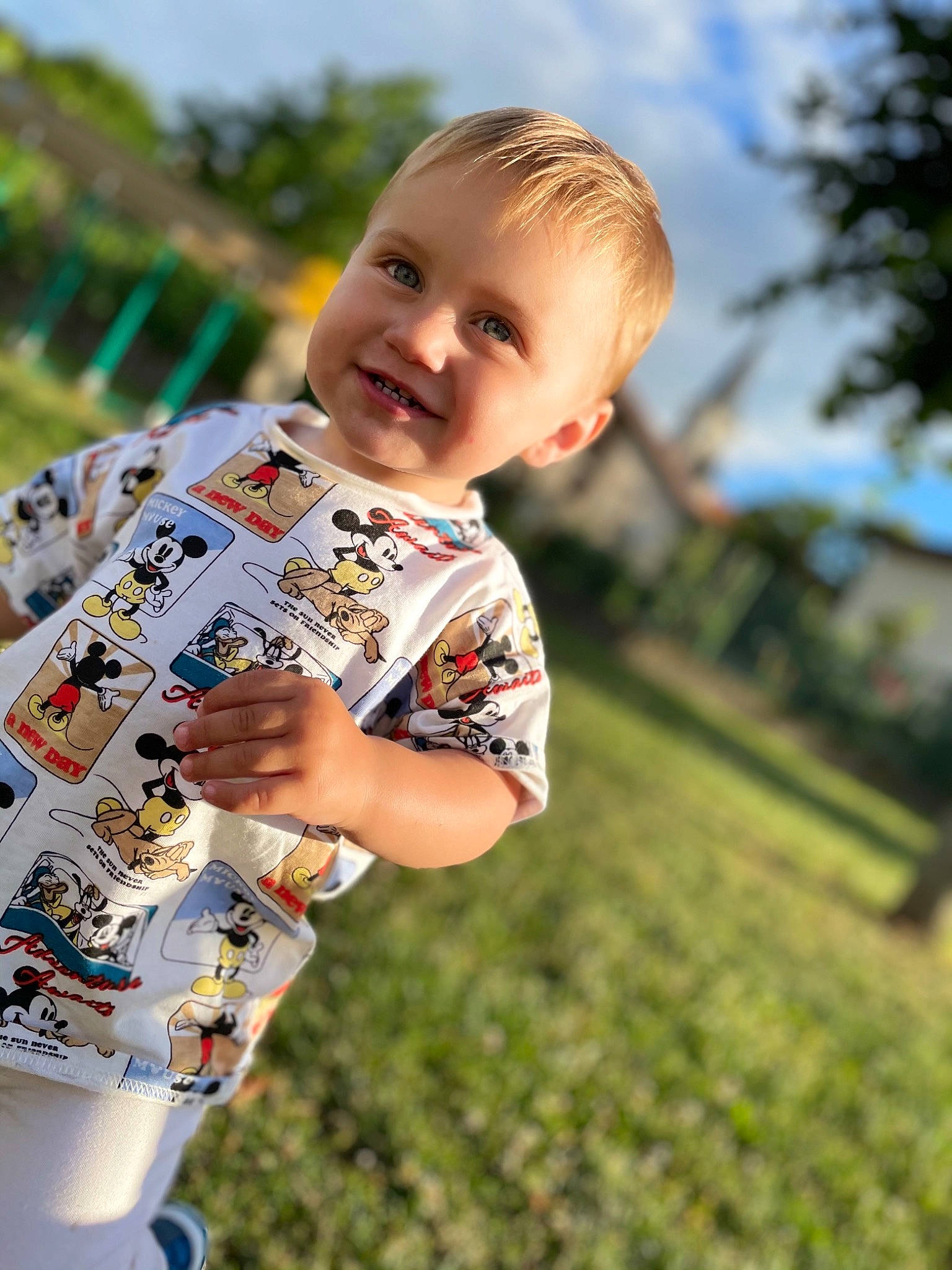Maes participe au concours pour gagner de l'argent avec cette photo : child, flash_photography, fun, gesture, grass, grass_family, grassland, happy, joy, leisure, pattern, people_in_nature, person, plant, recreation, sky, sleeve, smile, sunlight, t_shirt