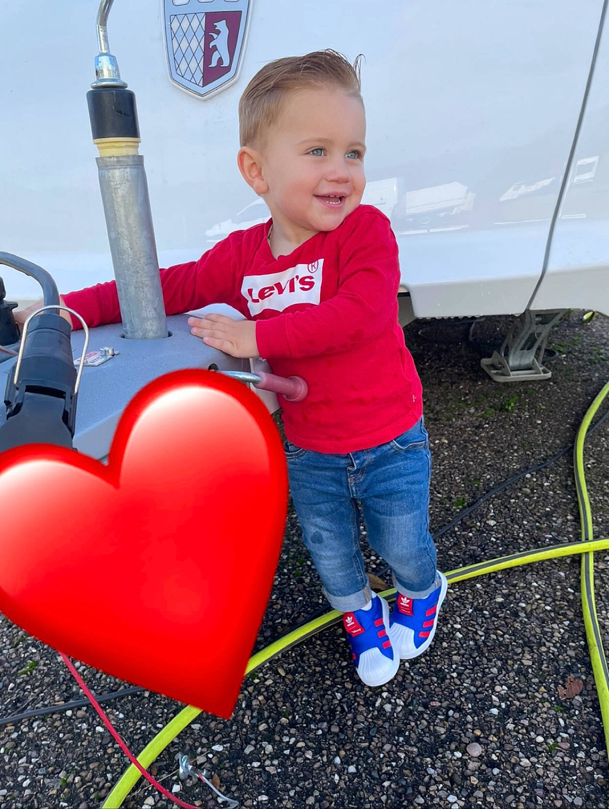 Maes participe au concours pour gagner de l'argent avec cette photo : baby_toddler_clothing, blue, child, electric_blue, fun, gesture, grass, happy, jeans, joy, leg, leisure, outdoor_play_equipment, person, play, recreation, sitting, sky, smile, t_shirt