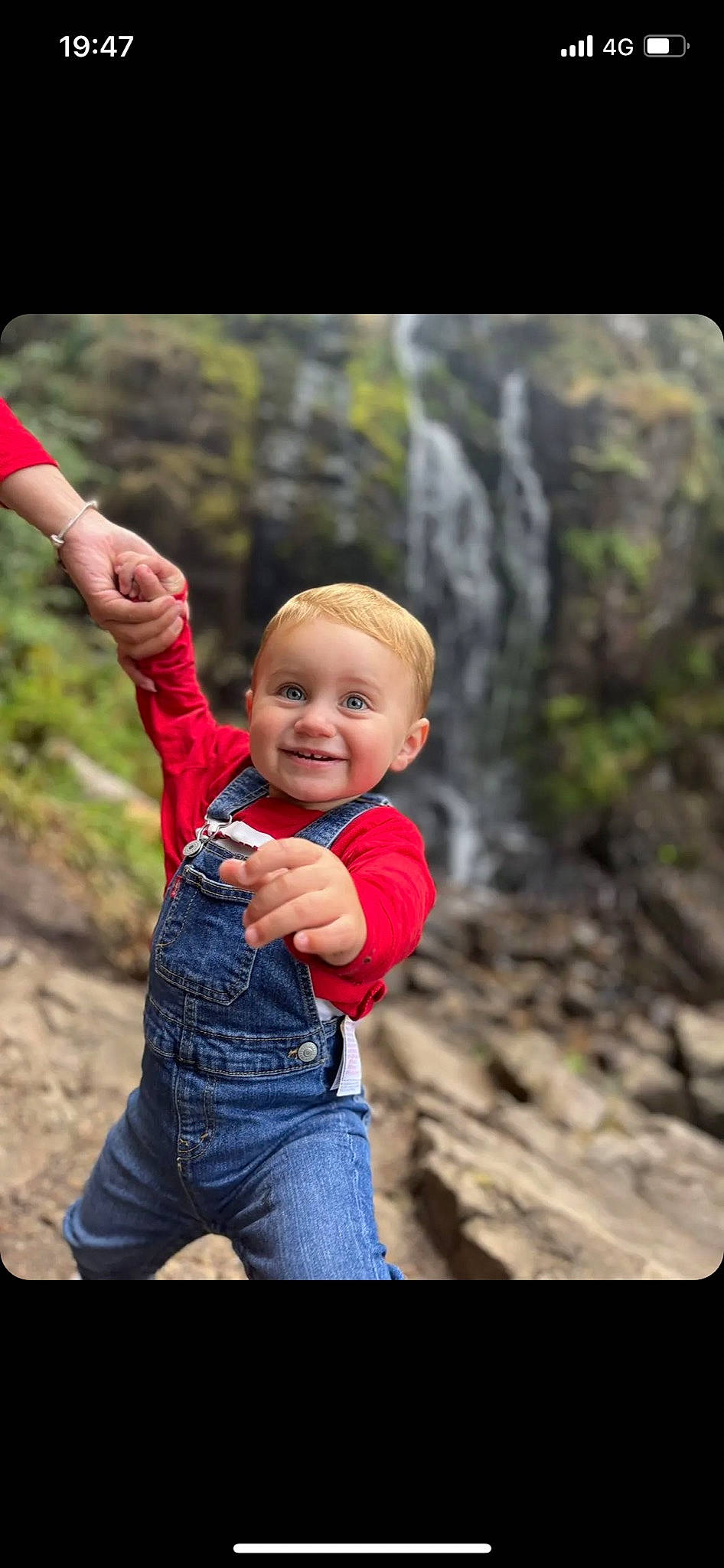 Maes participe au concours pour gagner de l'argent avec cette photo : beauty, child, flash_photography, forest, fun, gesture, grass, happy, jeans, joy, landscape, leisure, people_in_nature, person, recreation, smile, t_shirt, toddler, tree, water