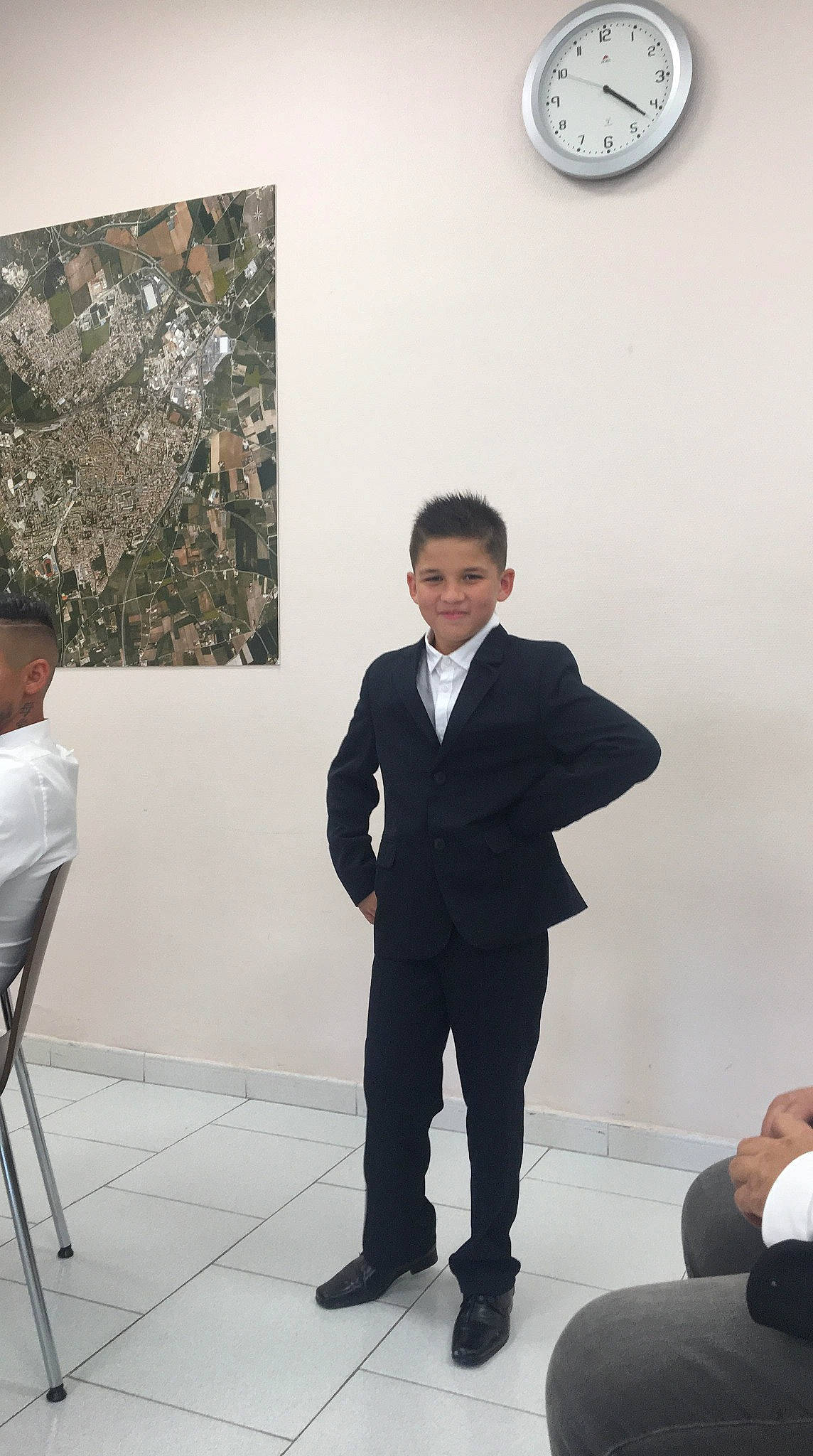 Gabriel participe au concours pour gagner de l'argent avec cette photo : art, businessperson, event, formal_wear, gentleman, male, person, standing, style, suit, tuxedo, white_collar_worker