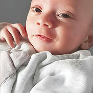 Amir a rejoint le concours — aidez-le/la à gagner de superbes lots ! baby, infant, newborn, face, eyes, lips, hand, blanket, swaddle, skin, portrait, closeup, soft_light, eyelashes, cheek, cozy, cute, clothing, indoor, calm