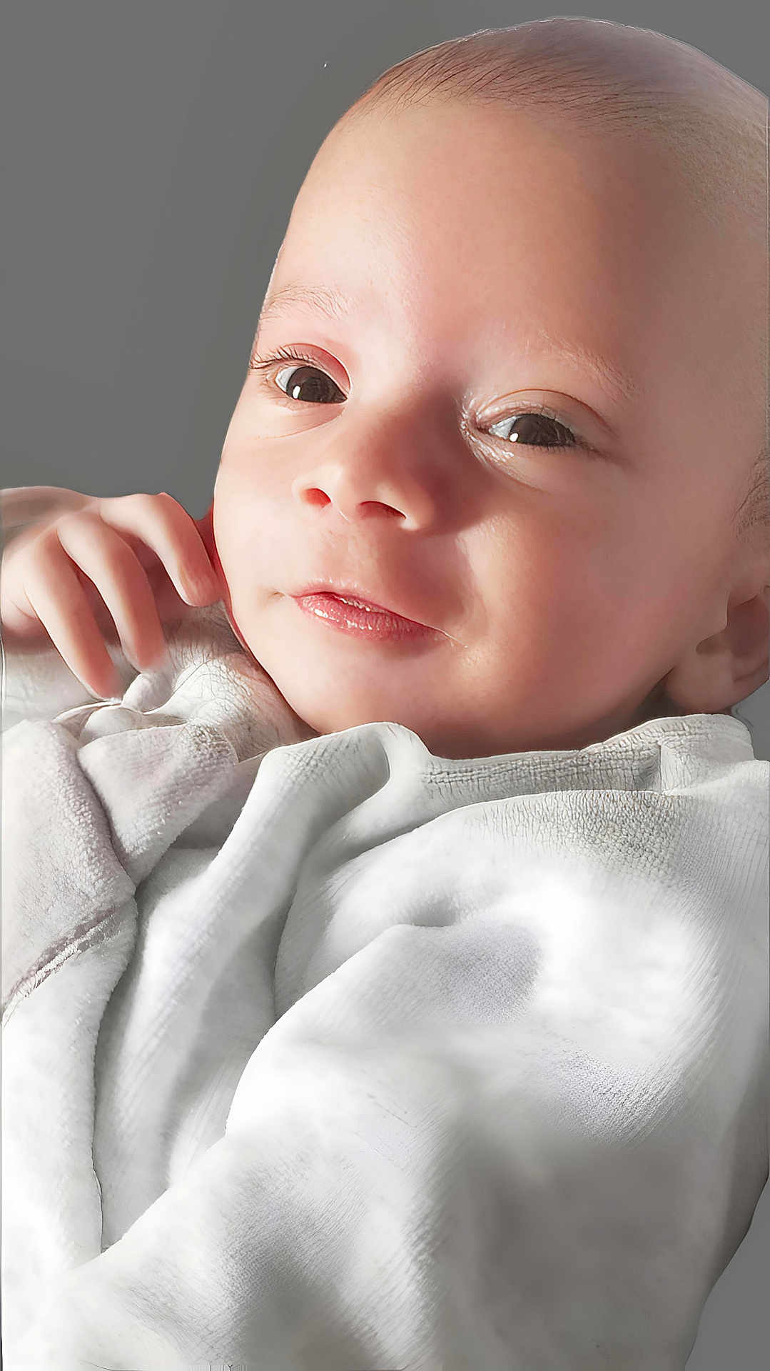 Amir a rejoint le concours — aidez-le/la à gagner de superbes lots ! baby, infant, newborn, face, eyes, lips, hand, blanket, swaddle, skin, portrait, closeup, soft_light, eyelashes, cheek, cozy, cute, clothing, indoor, calm