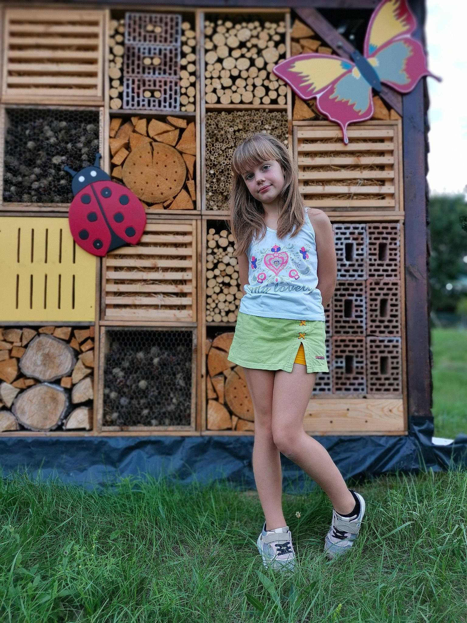 Cassiopée participe au concours pour gagner de l'argent avec cette photo : blond, fun, grass, happy, human_leg, joy, leaf, leg, leisure, mammal, pattern, person, pink, recreation, snapshot, sneakers, style, summer, t_shirt, thigh