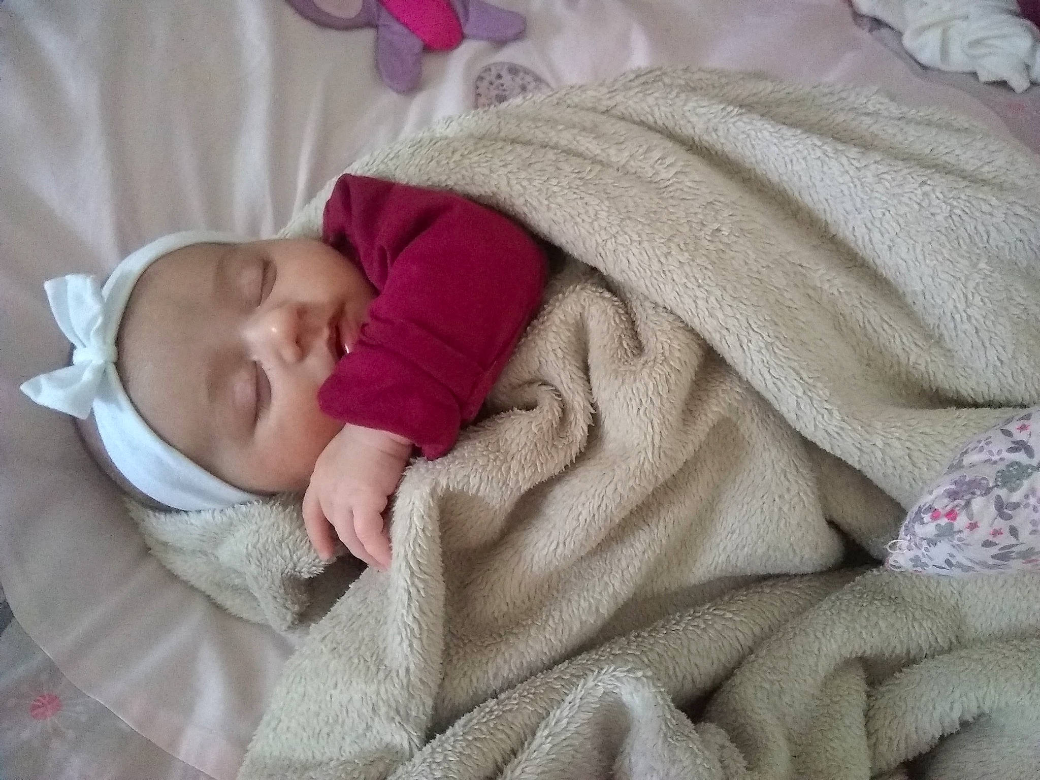 Eloïse a rejoint le concours — aidez-le/la à gagner de superbes lots ! baby, baby_products, baby_sleeping, baby_toddler_clothing, bedtime, cheek, child, comfort, head, headgear, headwear, linens, magenta, nap, pattern, person, pink, skin, sleep, sleeve
