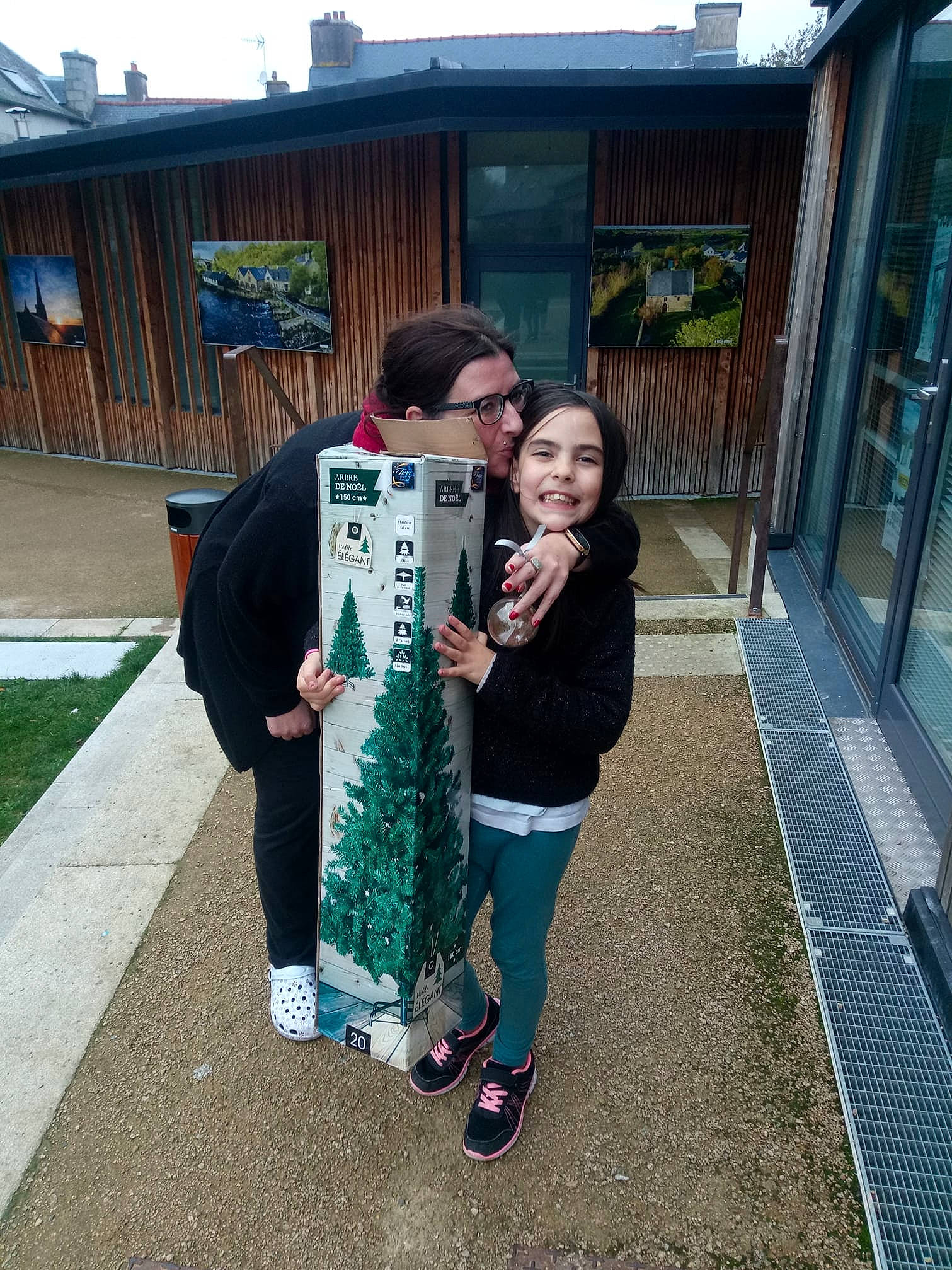 Mayumi a rejoint le concours — aidez-le/la à gagner de superbes lots ! car, day, event, fun, girl, joy, person, product, recreation, snapshot, tree, vacation, vehicle