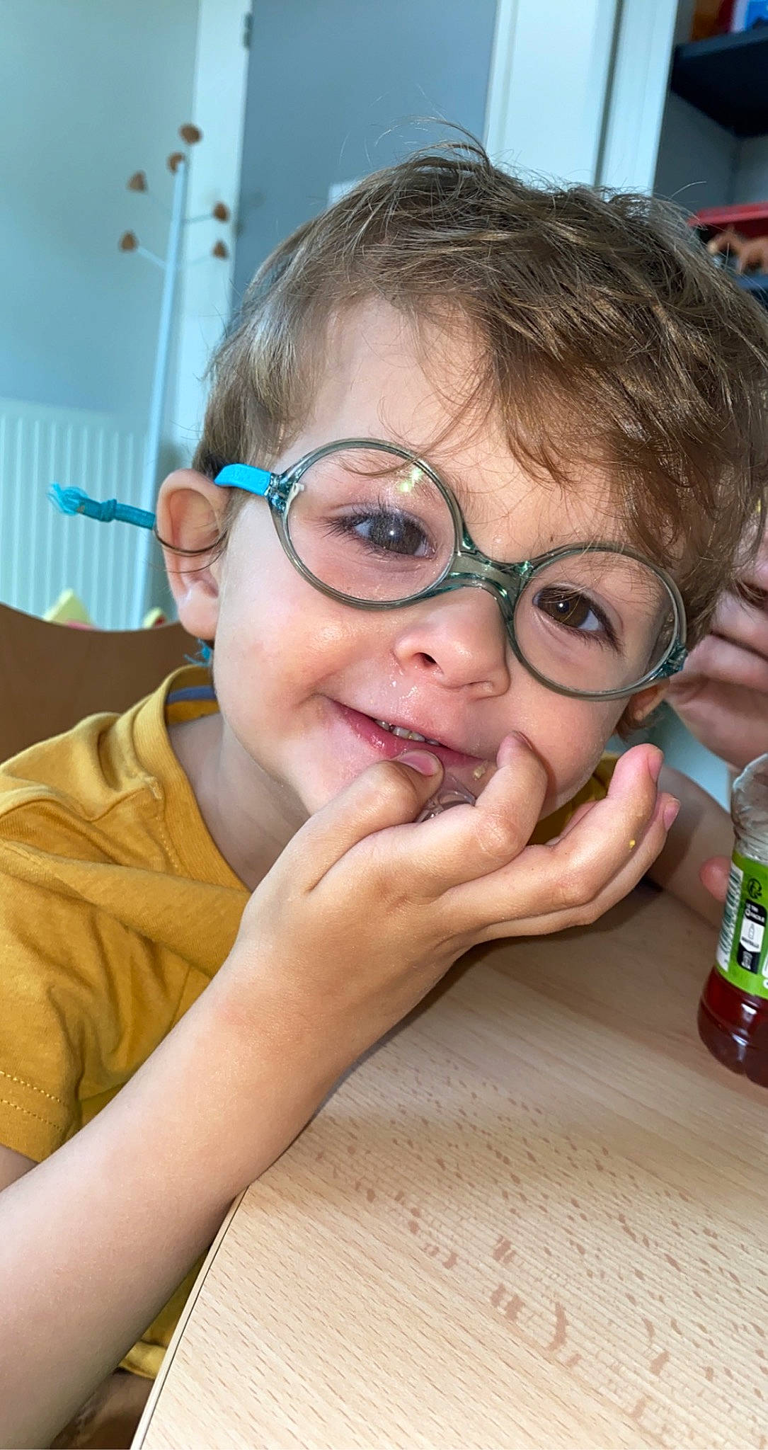 Thaïs a rejoint le concours — aidez-le/la à gagner de superbes lots ! drink, drinkware, eyebrow, eyelash, eyewear, finger, fun, gesture, glasses, hand, happy, mouth, nail, nose, person, plastic_bottle, skin, smile, thumb, toddler