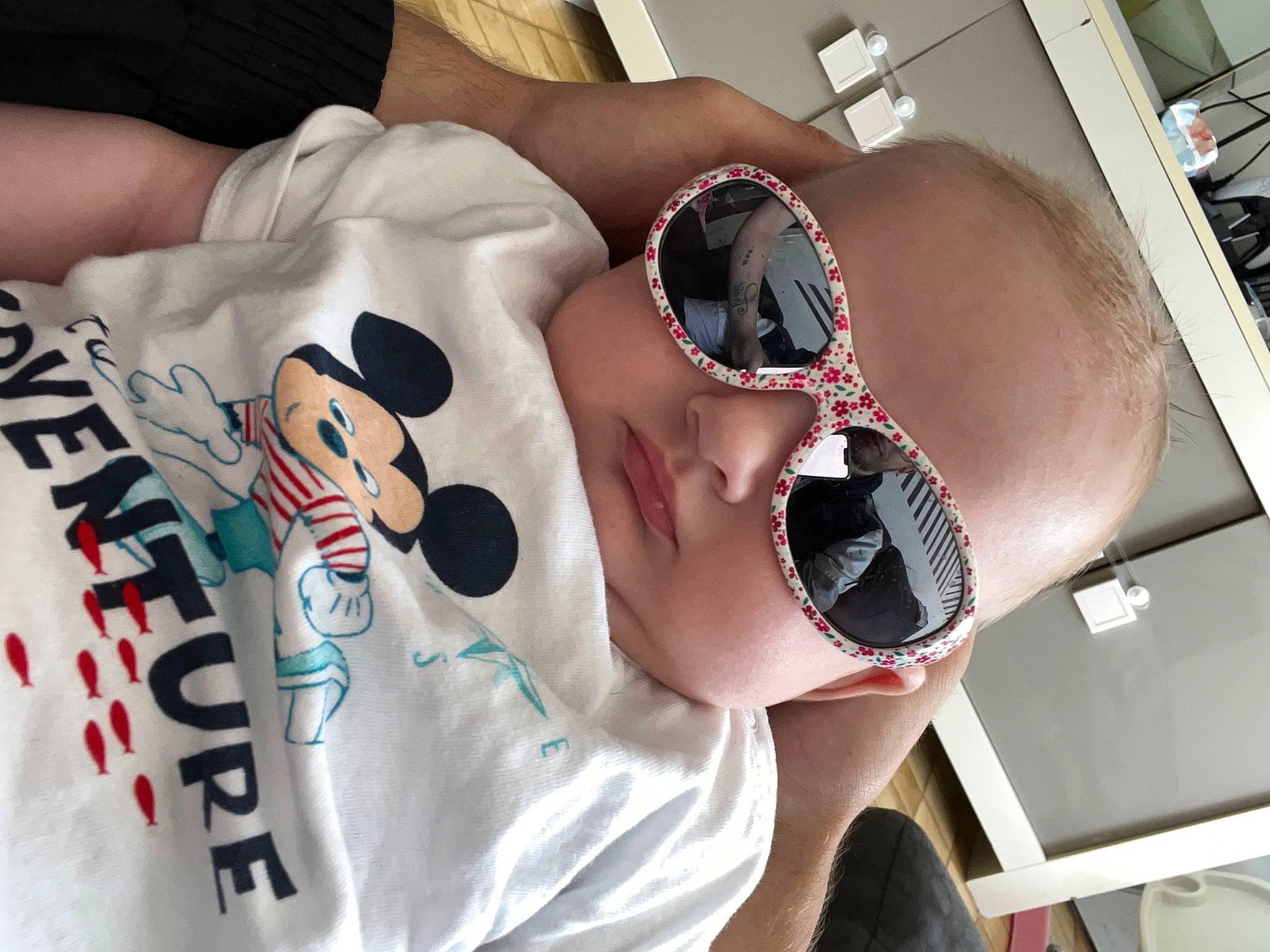 Loïs a rejoint le concours — aidez-le/la à gagner de superbes lots ! audio_equipment, automotive_design, carmine, chest, cool, elbow, eyelash, eyewear, fashion_accessory, finger, font, goggles, hat, human_leg, person, personal_protective_equipment, sleeve, sunglasses, thigh, vision_care