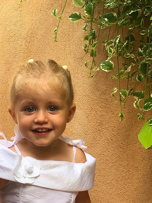 Lily a rejoint le concours — aidez-le/la à gagner de superbes lots ! child, eye, girl, grass, green, happiness, infant, joy, person, plant, skin, smile, toddler, tree