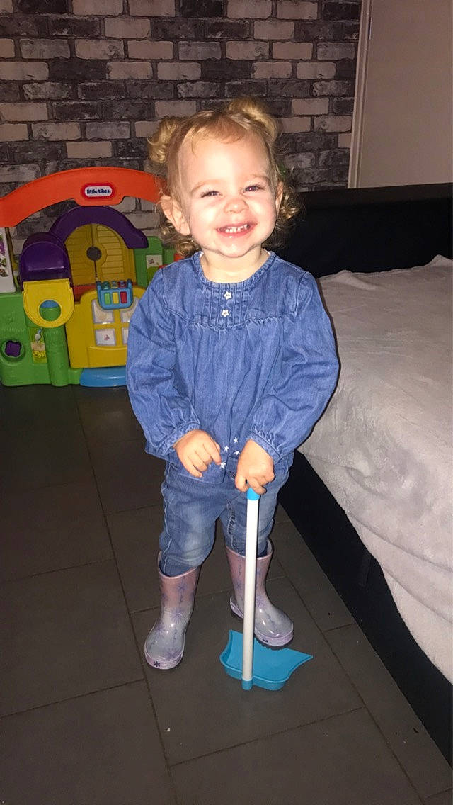 Noëhlya participe au concours pour gagner de l'argent avec cette photo : baby_toddler_clothing, child, comfort, couch, electric_blue, floor, flooring, fun, hairstyle, happy, head, human_body, human_leg, joy, leg, person, shorts, smile, standing, t_shirt
