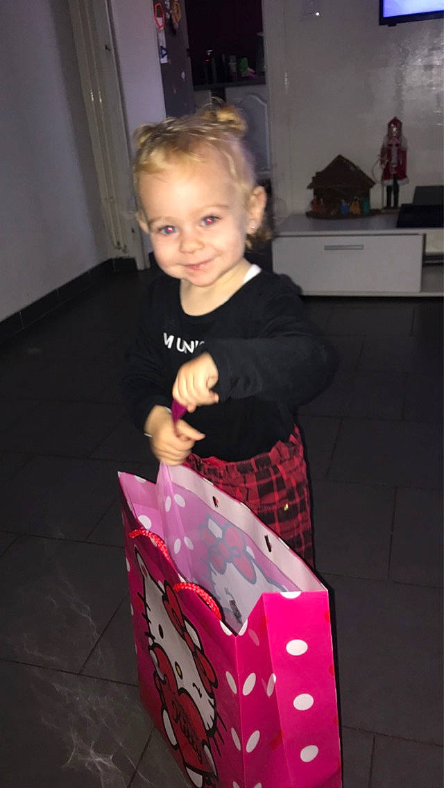 Noëhlya a rejoint le concours — aidez-le/la à gagner de superbes lots ! bag, box, carmine, child, event, flooring, fun, head, holiday, joy, luggage_and_bags, magenta, pattern, person, pink, present, sitting, sleeve, smile, t_shirt