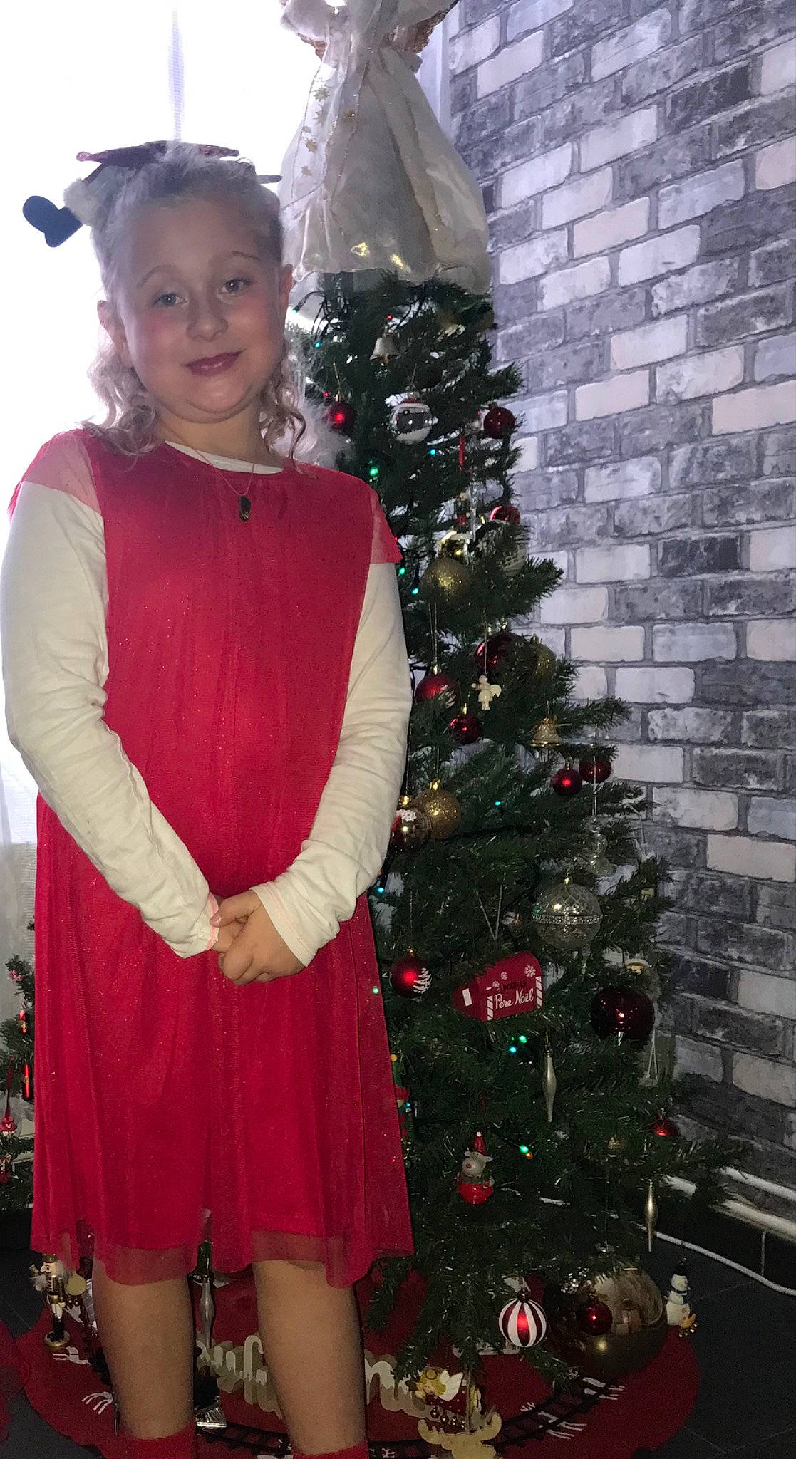 Loullya participe au concours pour gagner de l'argent avec cette photo : black, christmas_decoration, christmas_ornament, christmas_tree, dress, embellishment, event, evergreen, fashion_design, happy, holiday_ornament, joy, ornament, person, red, sleeve, smile, standing, tradition, tree