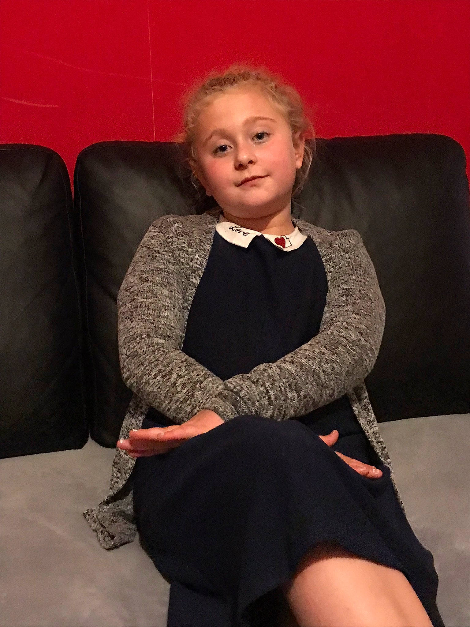 Loullya participe au concours pour gagner de l'argent avec cette photo : collar, comfort, face, fashion_design, flash_photography, formal_wear, hair, hairstyle, head, human_body, jewellery, joint, knee, leg, lip, neck, person, shoulder, sleeve, thigh