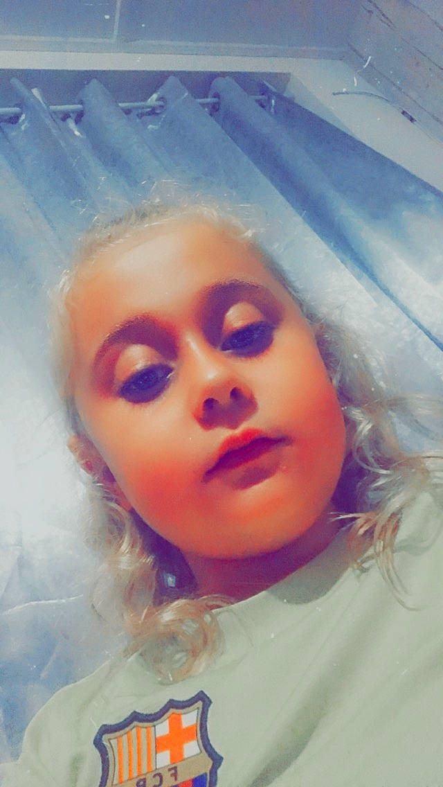 Loullya participe au concours pour gagner de l'argent avec cette photo : bathing, blond, bridal_accessory, cheek, chin, electric_blue, eyebrow, eyelash, fashion_accessory, fun, happy, iris, jaw, lip, lipstick, mouth, nose, paint, person, selfie