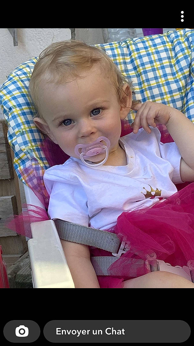 Noëhlya participe au concours pour gagner de l'argent avec cette photo : baby, baby_carriage, baby_products, baby_toddler_clothing, chair, cheek, child, comfort, embellishment, fun, happy, iris, magenta, pattern, person, pink, sitting, skin, smile, tartan