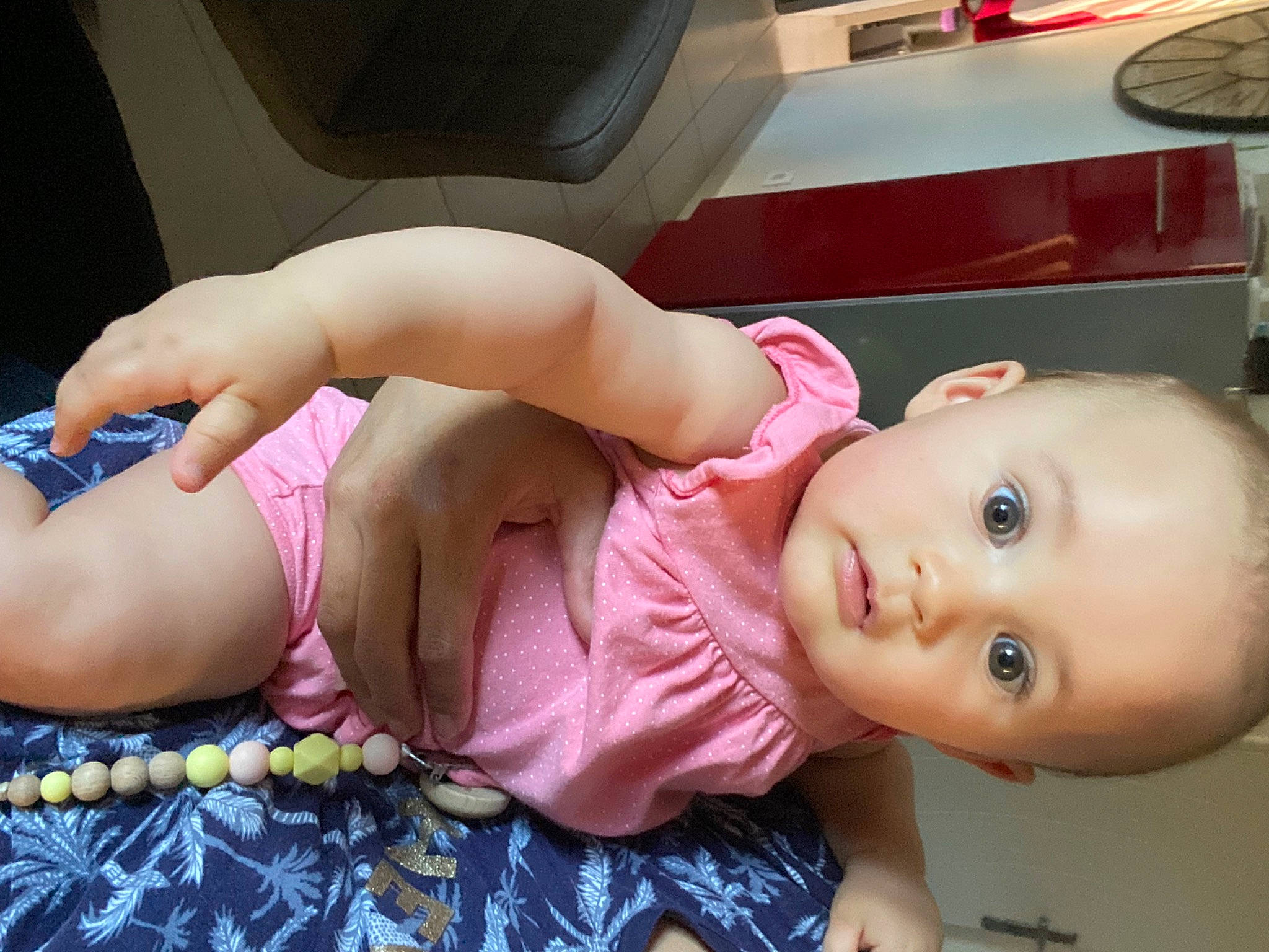 Maylis participe au concours pour gagner de l'argent avec cette photo : baby, baby_toddler_clothing, cheek, chest, comfort, elbow, eyelash, finger, glasses, hand, human_body, joint, mouth, muscle, nose, person, skin, stomach, thigh, toddler