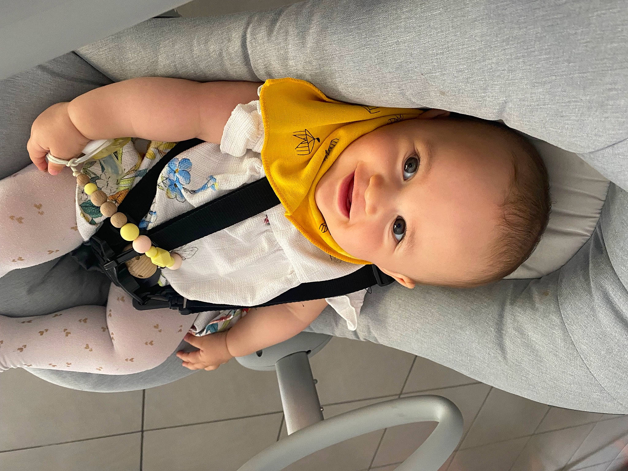 Maylis a rejoint le concours — aidez-le/la à gagner de superbes lots ! baby, baby_products, baby_toddler_clothing, cheek, child, comfort, dress, face, finger, flash_photography, hand, happy, head, mouth, person, product, skin, sleeve, smile, toddler