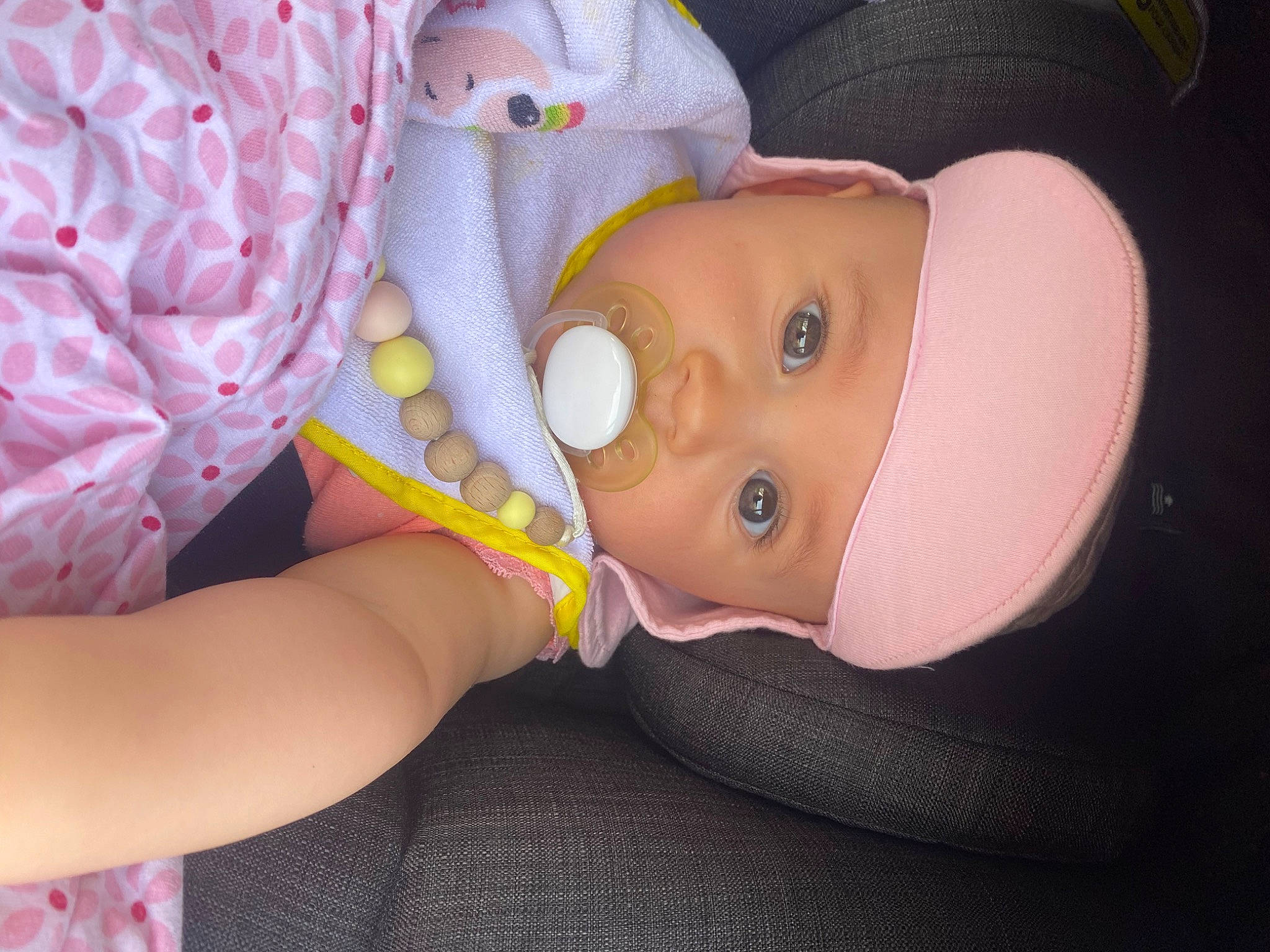 Maylis a rejoint le concours — aidez-le/la à gagner de superbes lots ! baby, baby_products, baby_safety, baby_sleeping, baby_toddler_clothing, baby_toys, child, comfort, finger, fun, gesture, hand, headwear, nail, person, personal_protective_equipment, plush, stuffed_toy, thumb, toddler