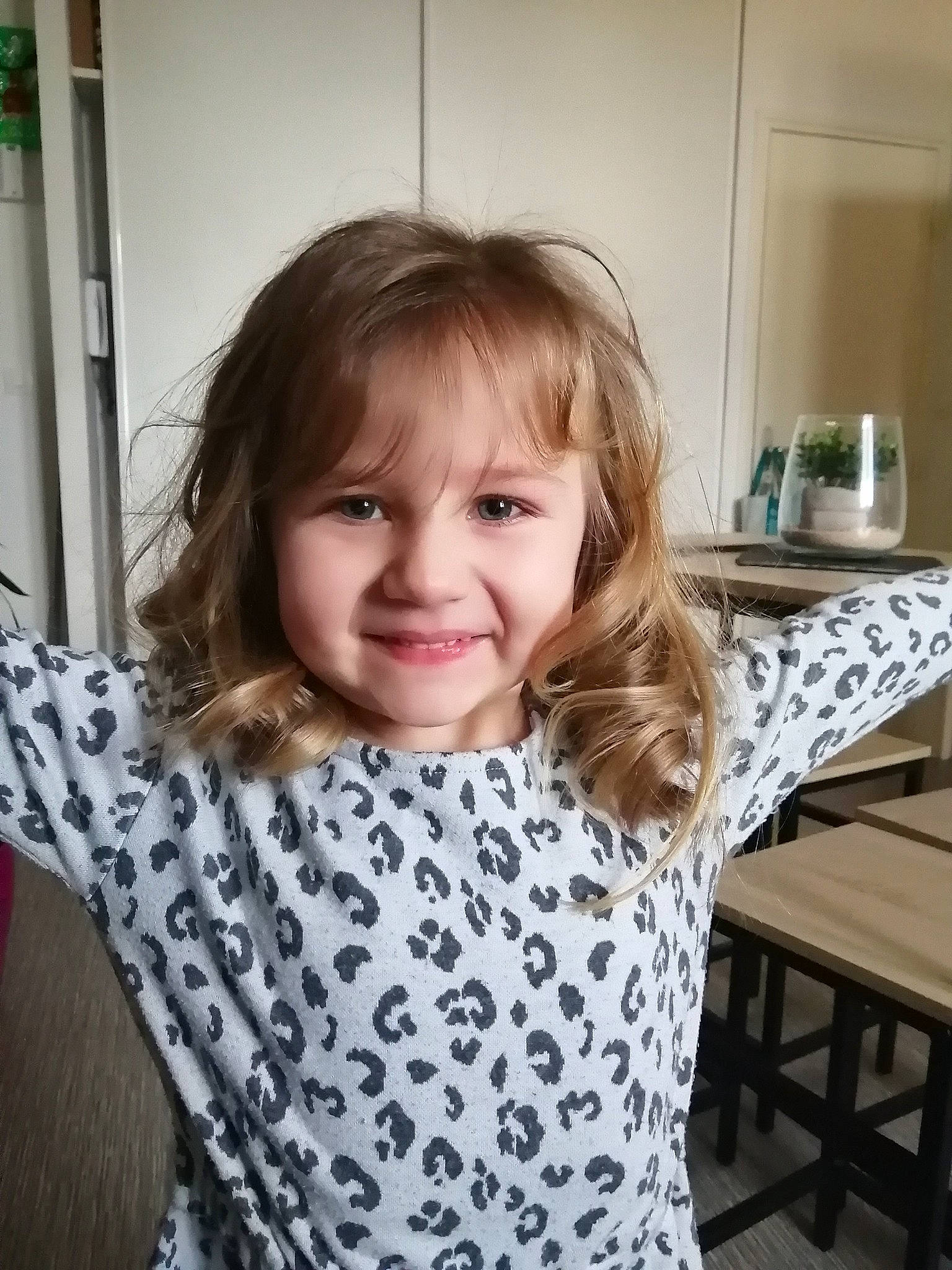 Naelle participe au concours pour gagner de l'argent avec cette photo : baby_toddler_clothing, blond, child, comfort, eye, fashion_accessory, flooring, grey, hair, happy, head, iris, joy, linens, long_hair, pattern, person, sleeve, smile, t_shirt