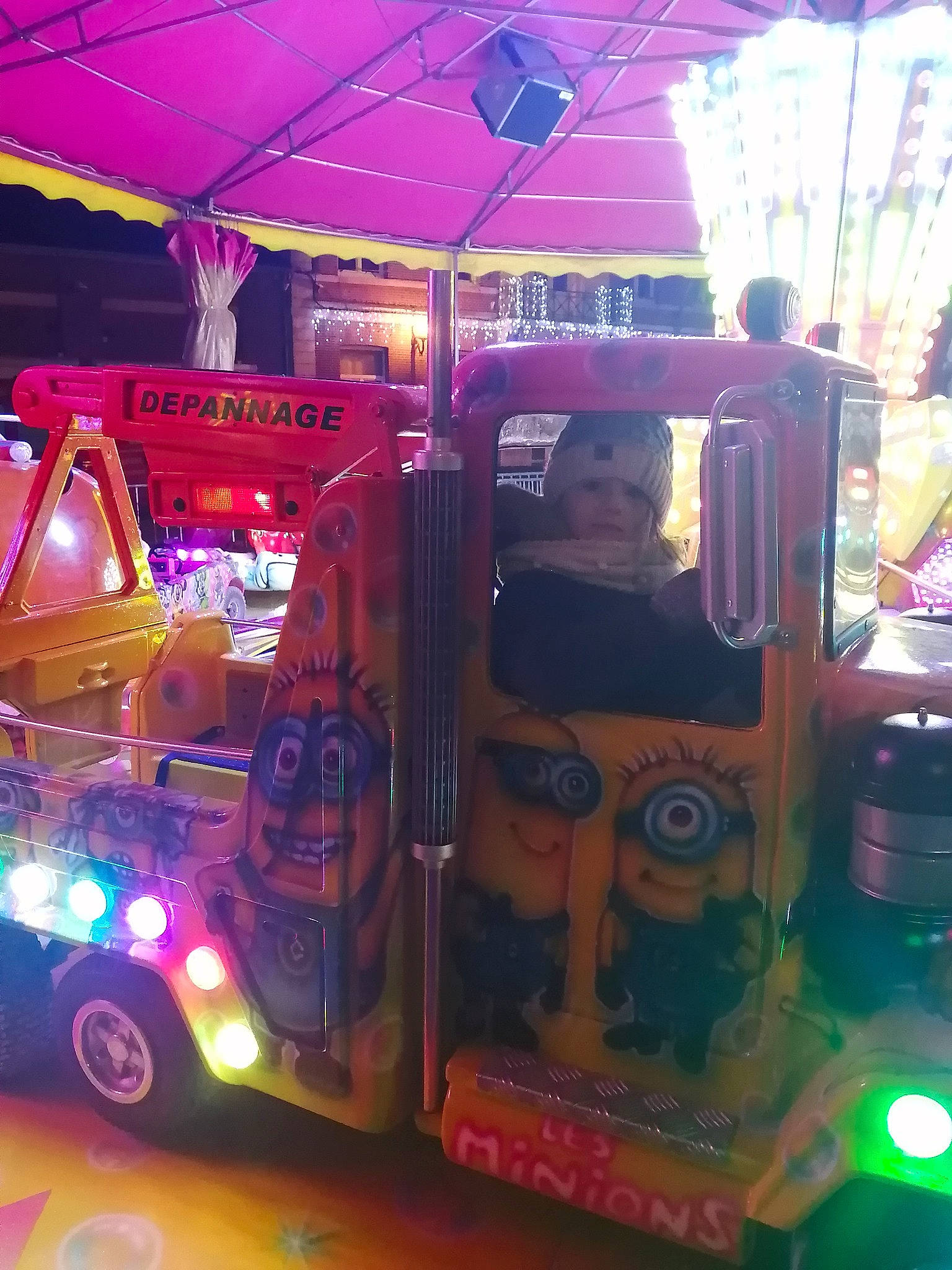 Naelle participe au concours pour gagner de l'argent avec cette photo : auto_part, automotive_design, automotive_exterior, automotive_lighting, bumper, car, commercial_vehicle, entertainment, event, fun, games, headlamp, light, machine, magenta, mode_of_transport, motor_vehicle, person, tire, vehicle