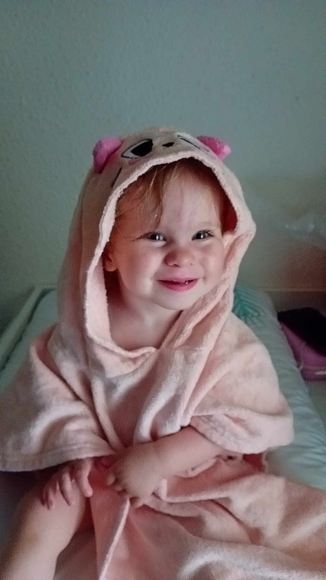 Wendy a rejoint le concours — aidez-le/la à gagner de superbes lots ! toddler, child, smile, hooded_towel, pink, cute, indoor, portrait, happy, baby, face, skin, sitting, blanket, cozy, young_child, expression, person, bed, clothing