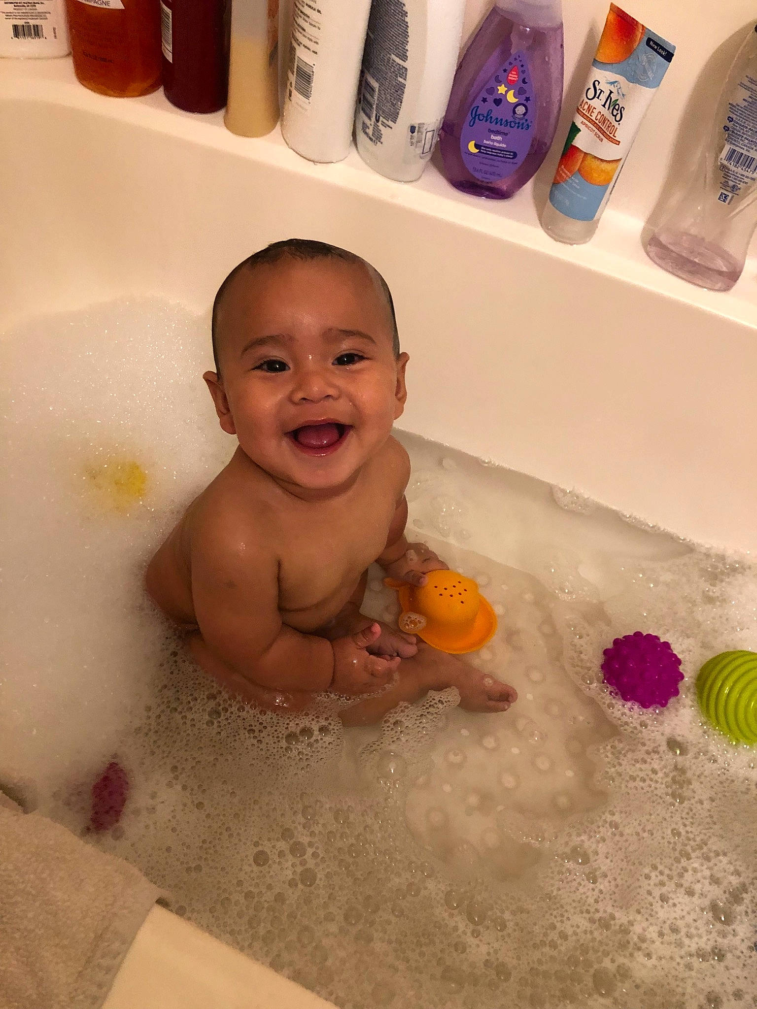 Javier is registered to the contest to win money with this photo: baby, baby_bathing, bathing, bathtub, child, face, foam, fun, head, joy, leisure, person, play, plumbing_fixture, product, room, skin, smile, toddler, washing