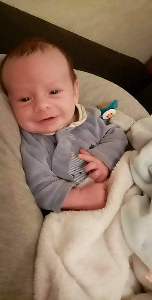 Ayrton a rejoint le concours — aidez-le/la à gagner de superbes lots ! arm, baby, baby_in_car_seat, baby_toddler_clothing, cheek, comfort, eyebrow, finger, gesture, hand, head, human_body, iris, joy, leg, nose, outerwear, person, skin, sleeve