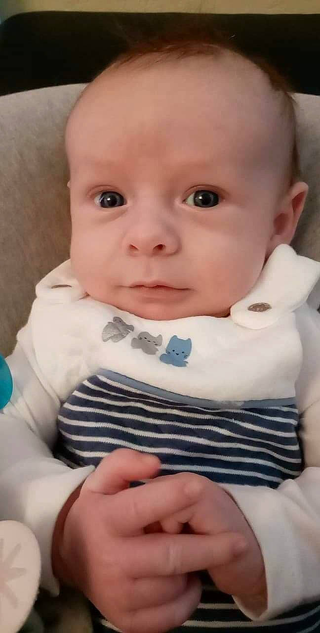 Ayrton a rejoint le concours — aidez-le/la à gagner de superbes lots ! baby, baby_toddler_clothing, cheek, child, collar, comfort, dress, dress_shirt, eye, eyebrow, finger, flash_photography, happy, iris, lip, nose, person, product, skin, sleeve