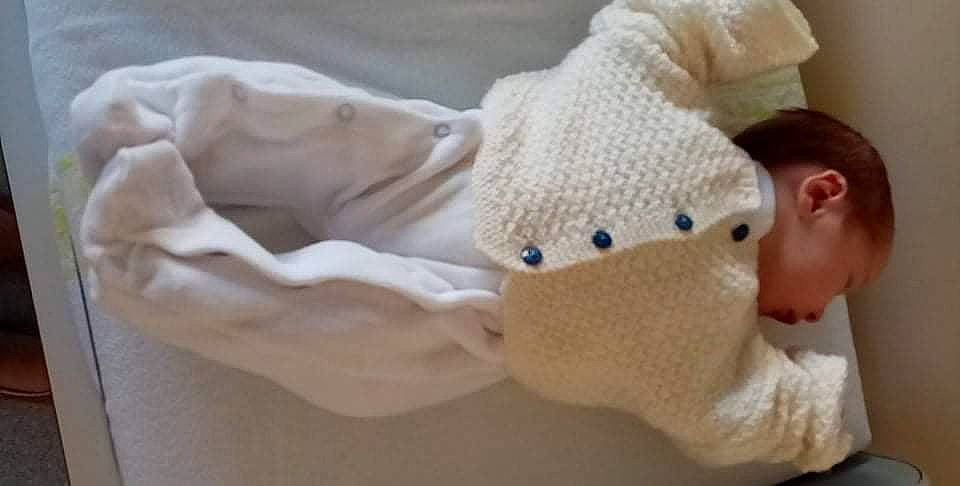 Ayrton a rejoint le concours — aidez-le/la à gagner de superbes lots ! baby, baby_products, baby_safety, baby_sleeping, baby_toddler_clothing, bonnet, cap, child, comfort, elbow, hat, head, headgear, knit_cap, linens, person, room, sleeve, thumb, toddler