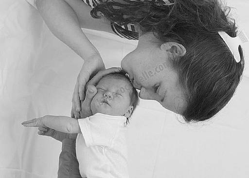 Chloe participe au concours pour gagner de l'argent avec cette photo : baby, black_and_white, child, forehead, gesture, happy, hug, interaction, love, monochrome, monochrome_photography, mother, person, photograph, photography, portrait, smile, snapshot, stock_photography, style