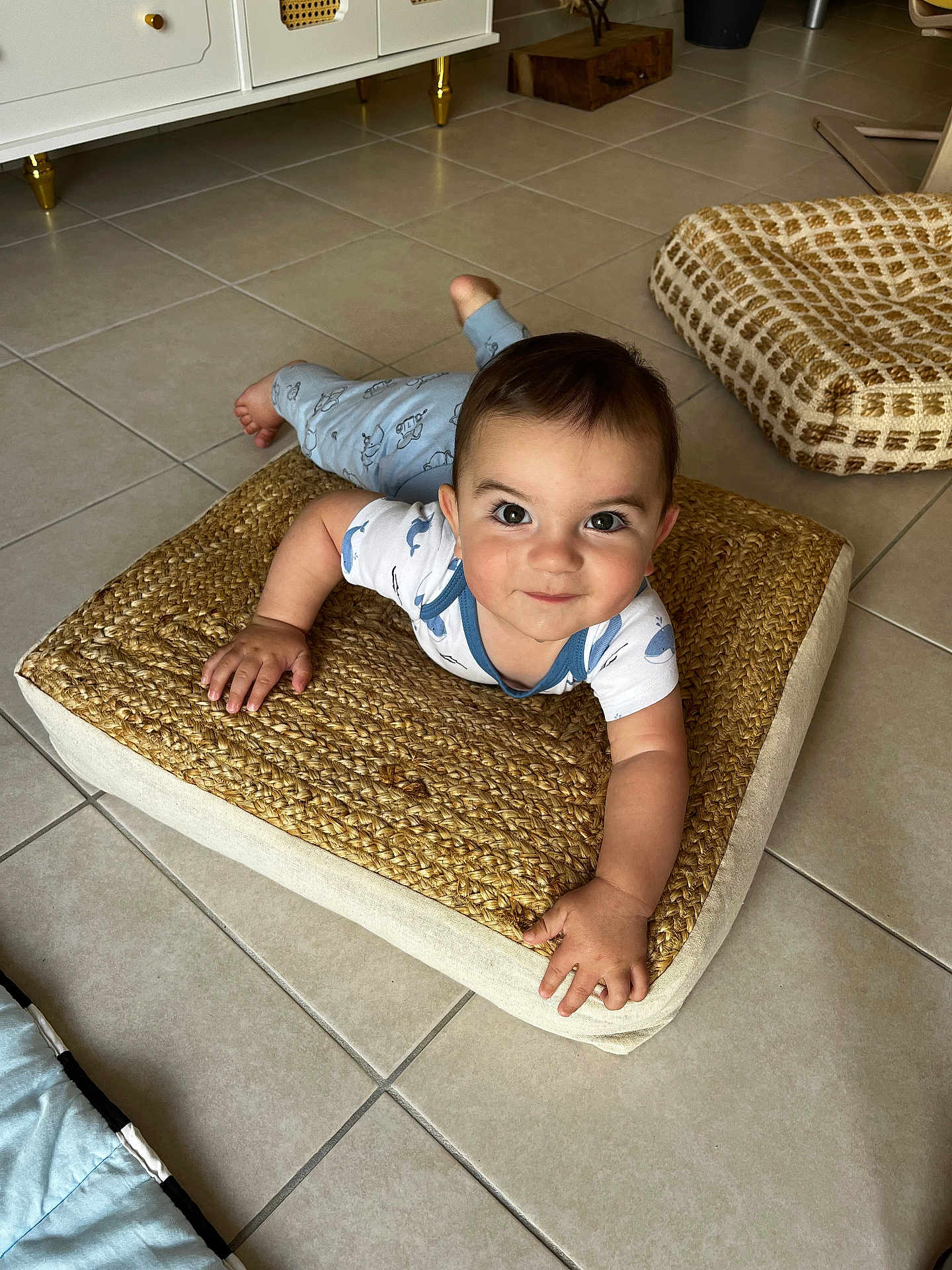 Gabin a rejoint le concours — aidez-le/la à gagner de superbes lots ! baby, child, cute, smiling, face, cushion, floor, tile, indoor, person, infant, clothing, pattern, whale, hand, foot, expression, playful, curious, lying_down