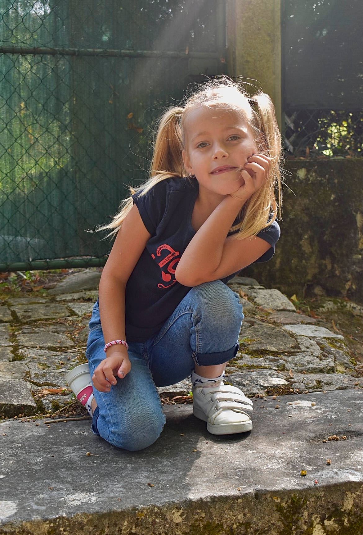 Mya participe au concours pour gagner de l'argent avec cette photo : eye, flash_photography, fun, grass, hair, happy, head, human_body, jeans, leaf, leisure, people_in_nature, person, plant, shoe, smile, sneakers, summer, sunlight, thigh
