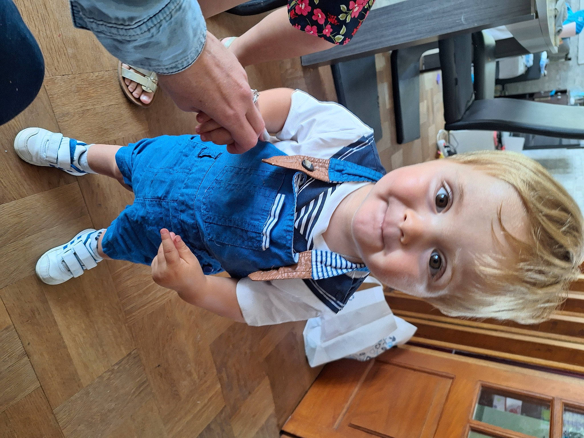 Sacha participe au concours pour gagner de l'argent avec cette photo : blue, child, electric_blue, flooring, foot, fun, happy, hardwood, human_leg, laminate_flooring, leisure, person, sandal, smile, sock, thigh, toddler, varnish, wood, wood_flooring