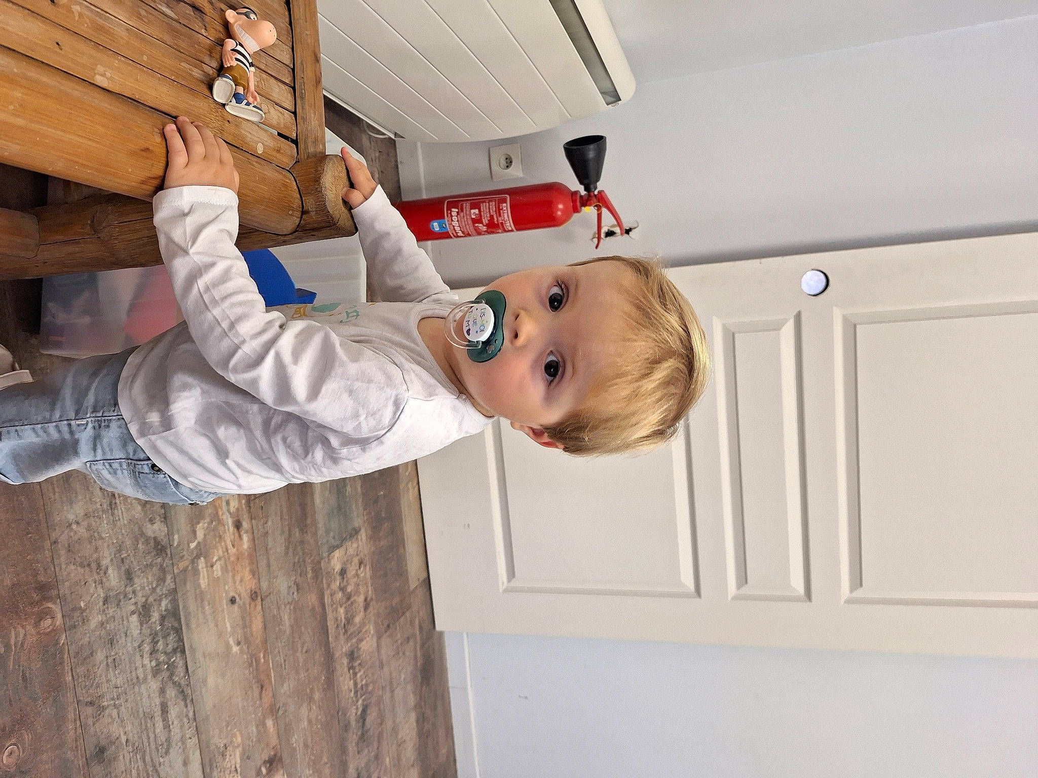 Sacha participe au concours pour gagner de l'argent avec cette photo : automotive_exterior, baby, baby_toddler_clothing, ceiling, child, comfort, door, drawer, flooring, fun, hardwood, person, room, sleeve, smile, sunglasses, t_shirt, toddler, vehicle_door, wood