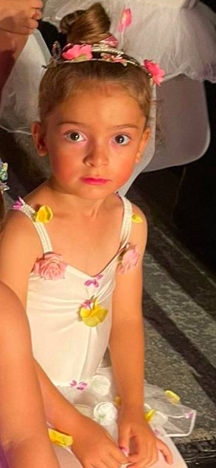 Hidaya a rejoint le concours — aidez-le/la à gagner de superbes lots ! baby_toddler_clothing, cheek, chin, dress, ear, eye, eyebrow, eyelash, hair, hairstyle, happy, head, iris, lip, mouth, neck, nose, person, pink, skin