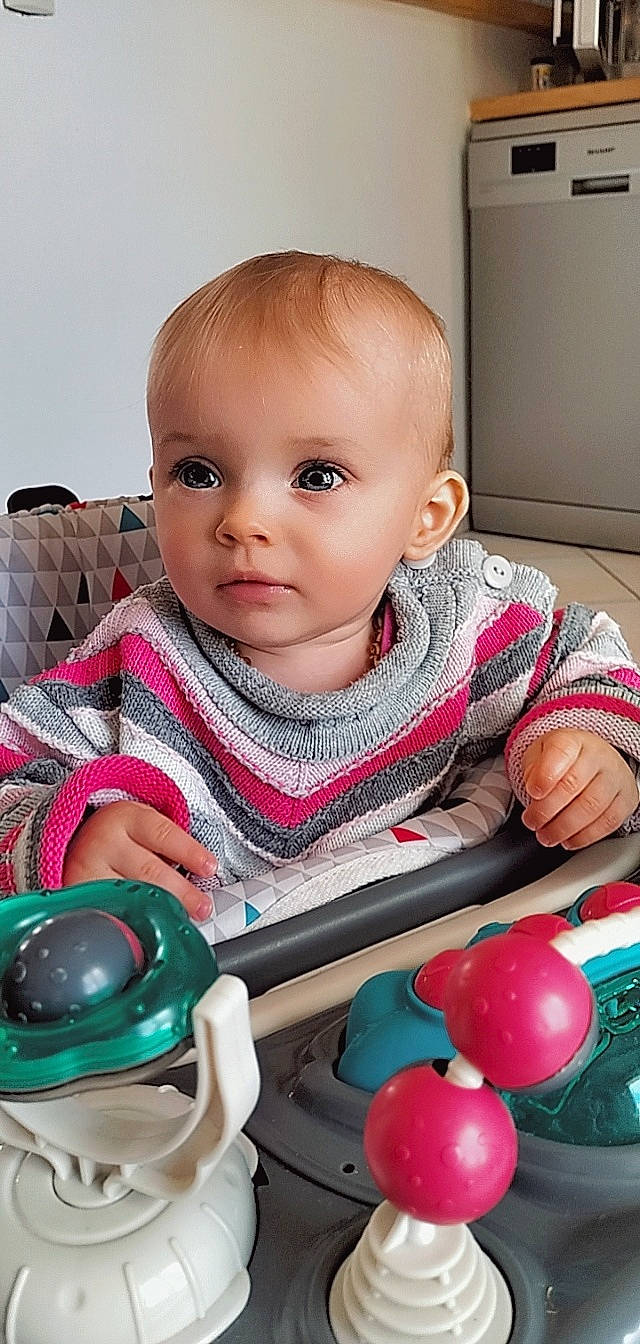 Oxana a rejoint le concours — aidez-le/la à gagner de superbes lots ! baby, baby_playing_with_toys, baby_products, baby_toddler_clothing, cheek, child, fun, happy, iris, nose, organ, person, play, product, sitting, skin, sleeve, snapshot, toddler, toy