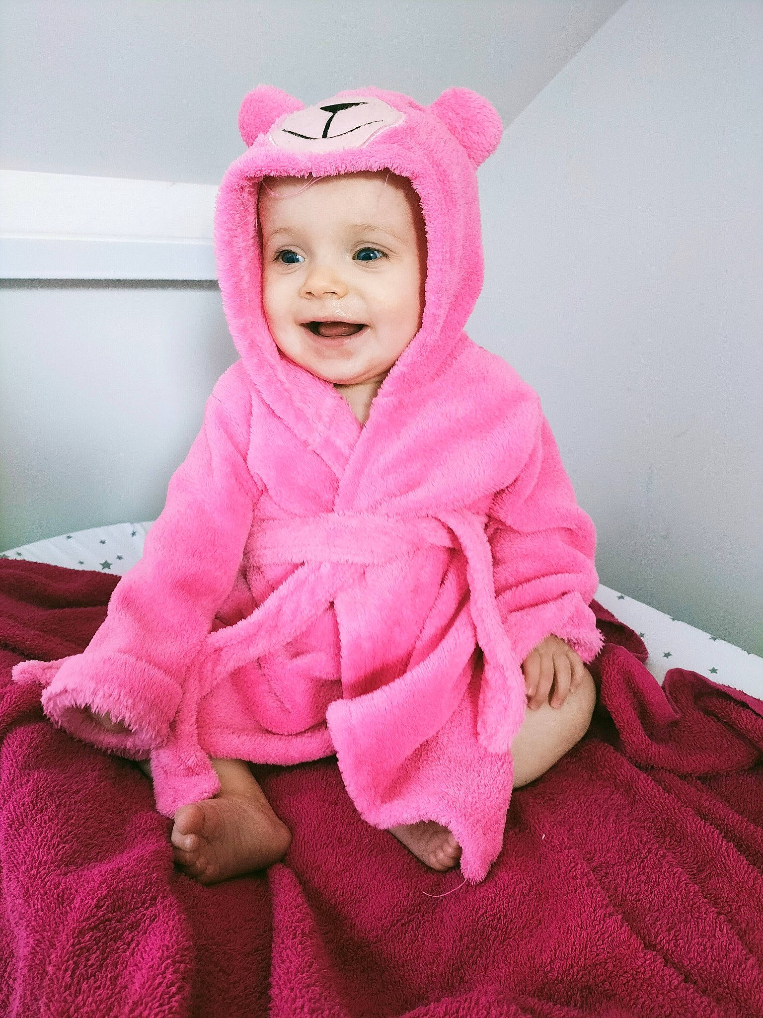 Oxana participe au concours pour gagner de l'argent avec cette photo : baby, baby_laughing, baby_toddler_clothing, cap, comfort, dress, eye, fashion_accessory, hair_accessory, happy, head, headwear, human_body, joy, linens, magenta, person, pink, purple, sleeve