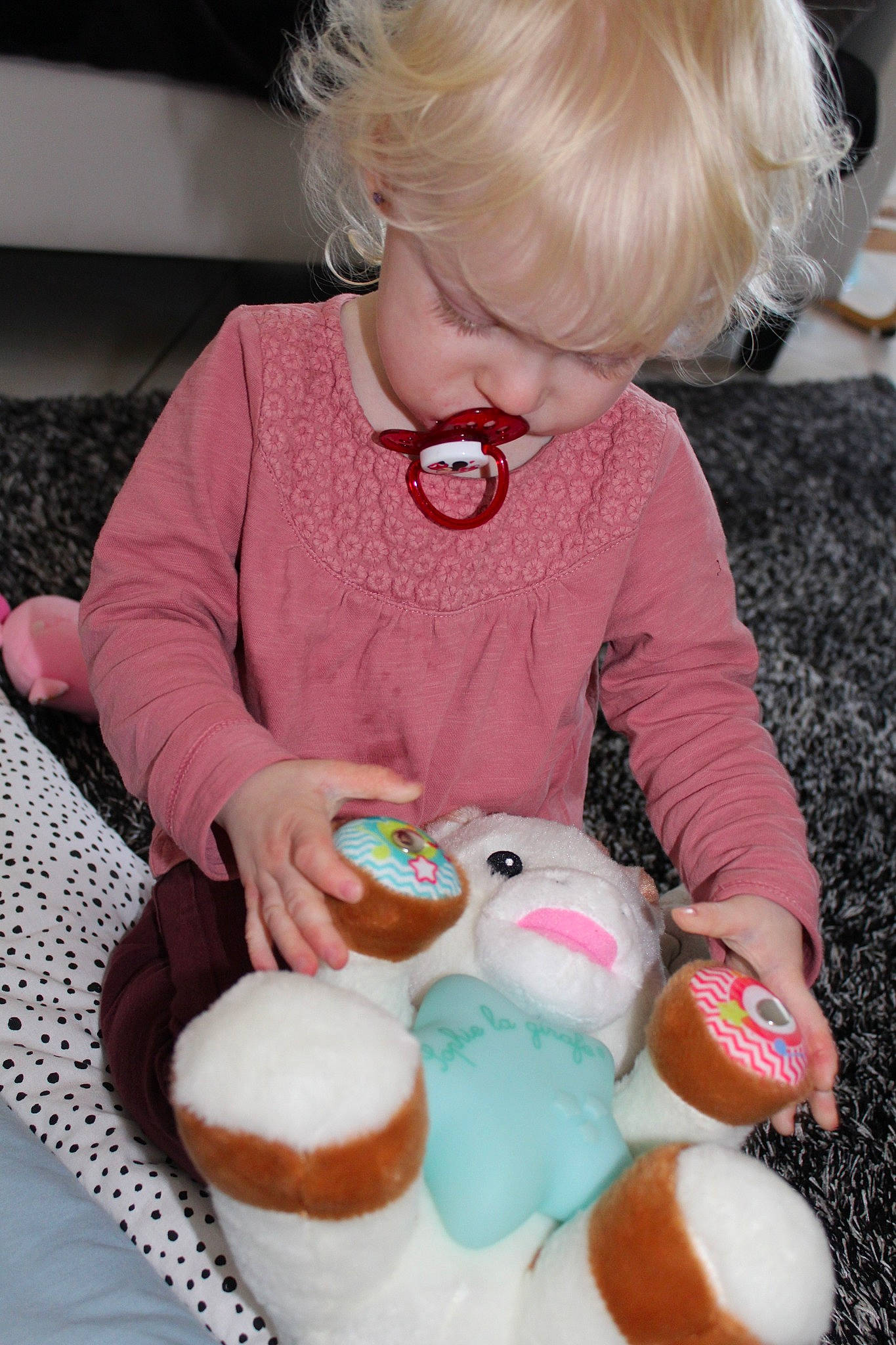 Kellya participe au concours pour gagner de l'argent avec cette photo : baby, baby_toddler_clothing, baked_goods, cake, cake_decorating, child, cuisine, dessert, finger_food, food, icing, ingredient, person, pink, recipe, skin, sugar_cake, sweetness, toddler, toy