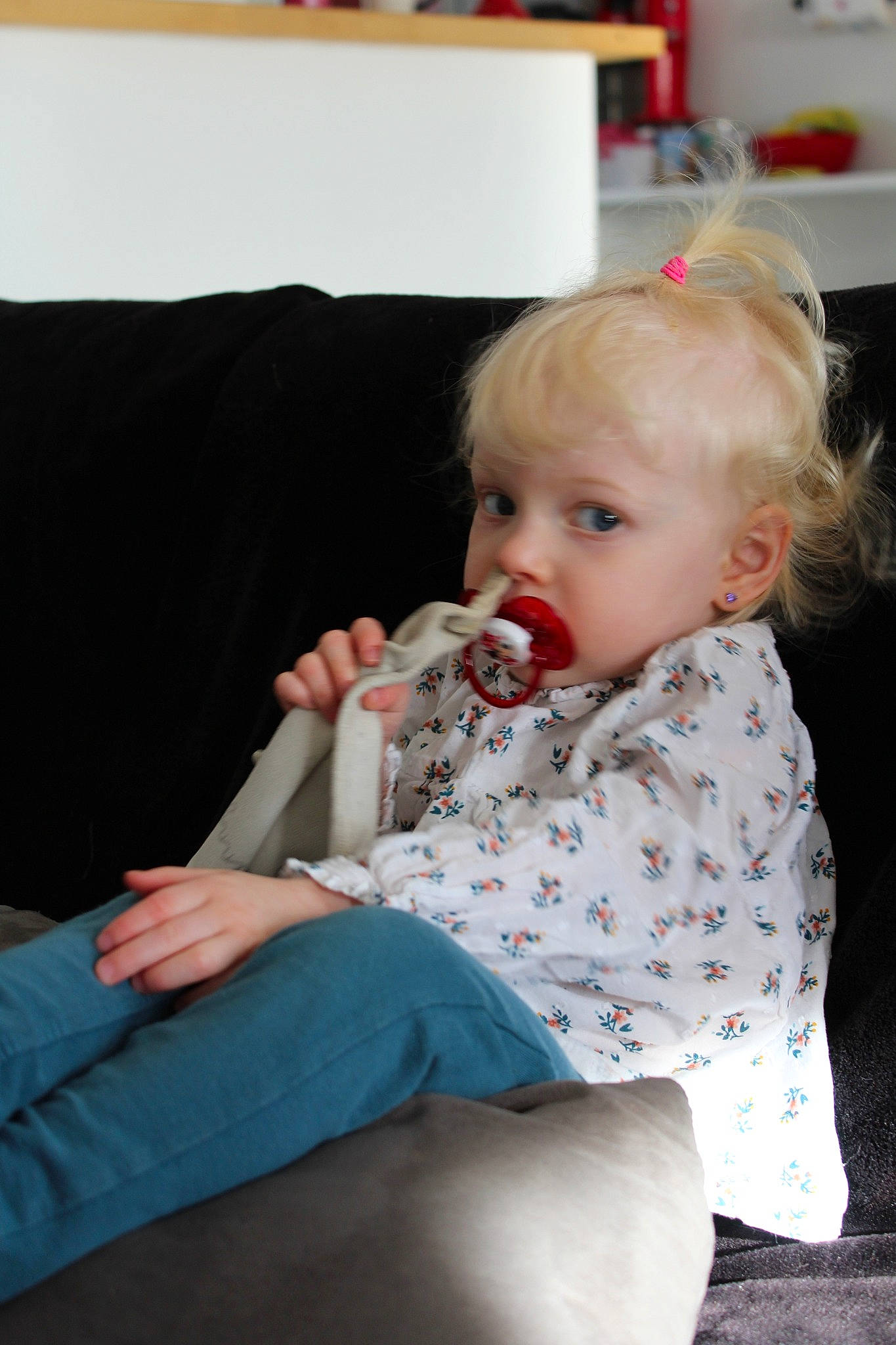 Kellya participe au concours pour gagner de l'argent avec cette photo : baby, baby_toddler_clothing, chair, cheek, child, comfort, couch, eye, fun, human_leg, iris, knee, lap, pattern, person, room, sitting, sleeve, sock, thigh