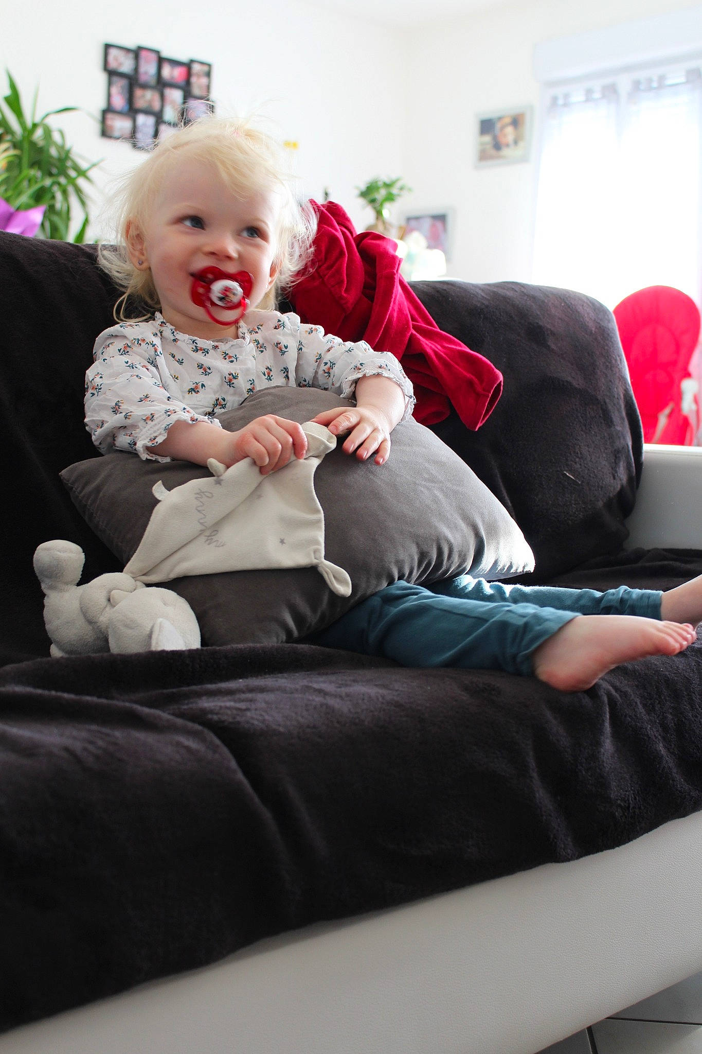 Kellya a rejoint le concours — aidez-le/la à gagner de superbes lots ! baby_toddler_clothing, comfort, couch, face, hair, hairstyle, happy, head, houseplant, human_body, interaction, knee, lap, leg, living_room, person, sleeve, smile, sock, thigh