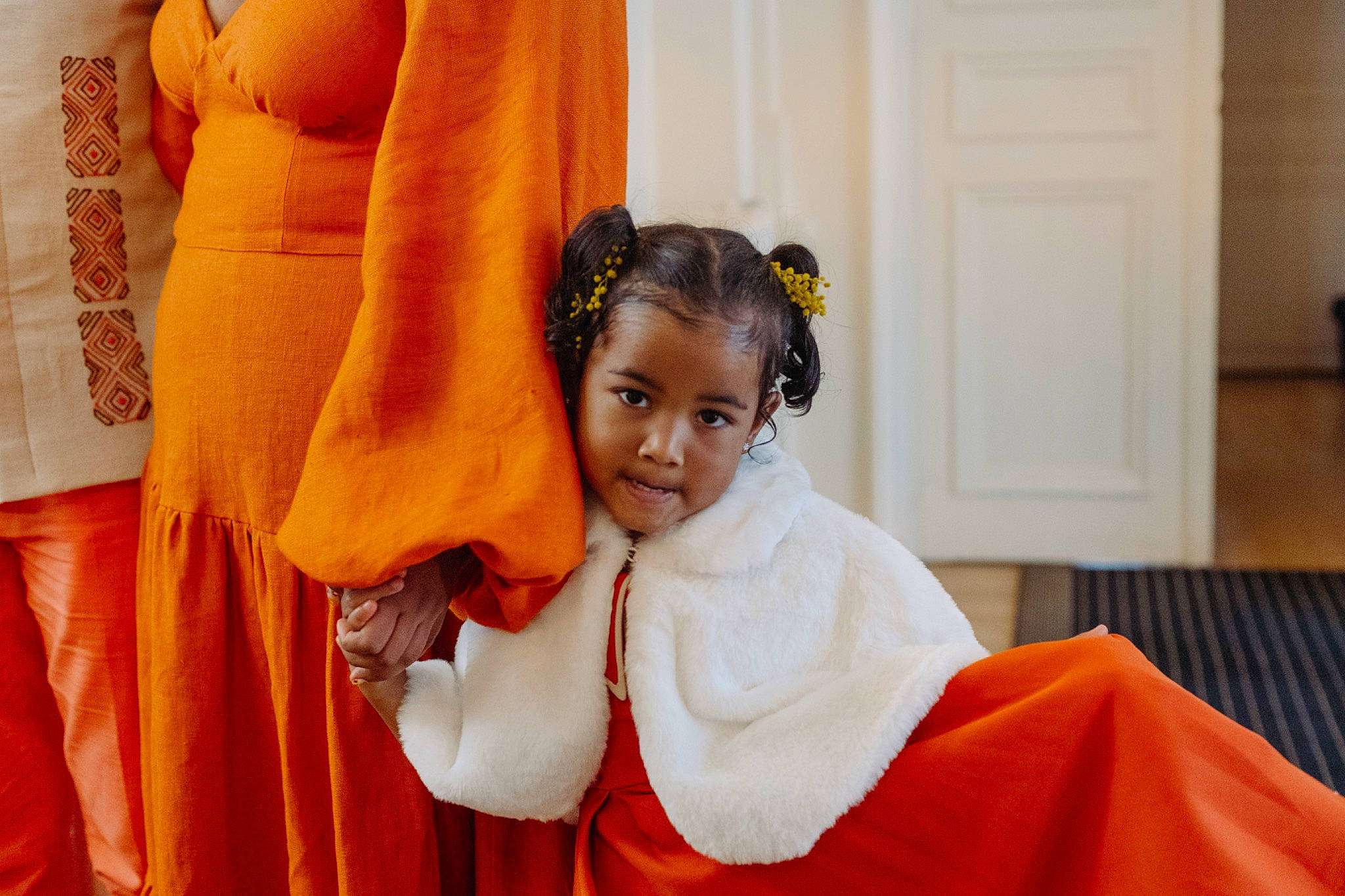 Mioty participe au concours pour gagner de l'argent avec cette photo : child, curtain, door, event, fashion_design, formal_wear, fun, happy, headpiece, jewellery, linens, orange, peach, person, ritual, room, smile, sunglasses, temple, toddler