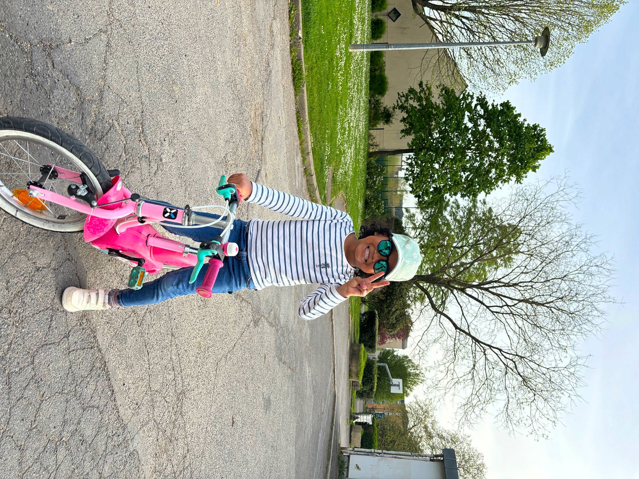 Mioty a rejoint le concours — aidez-le/la à gagner de superbes lots ! asphalt, bicycle, bicycle_fork, bicycle_frame, bicycle_handlebar, bicycle_tire, bicycle_wheel, daytime, fun, headwear, joy, leisure, line, person, plant, recreation, road, sky, sports_equipment, tire