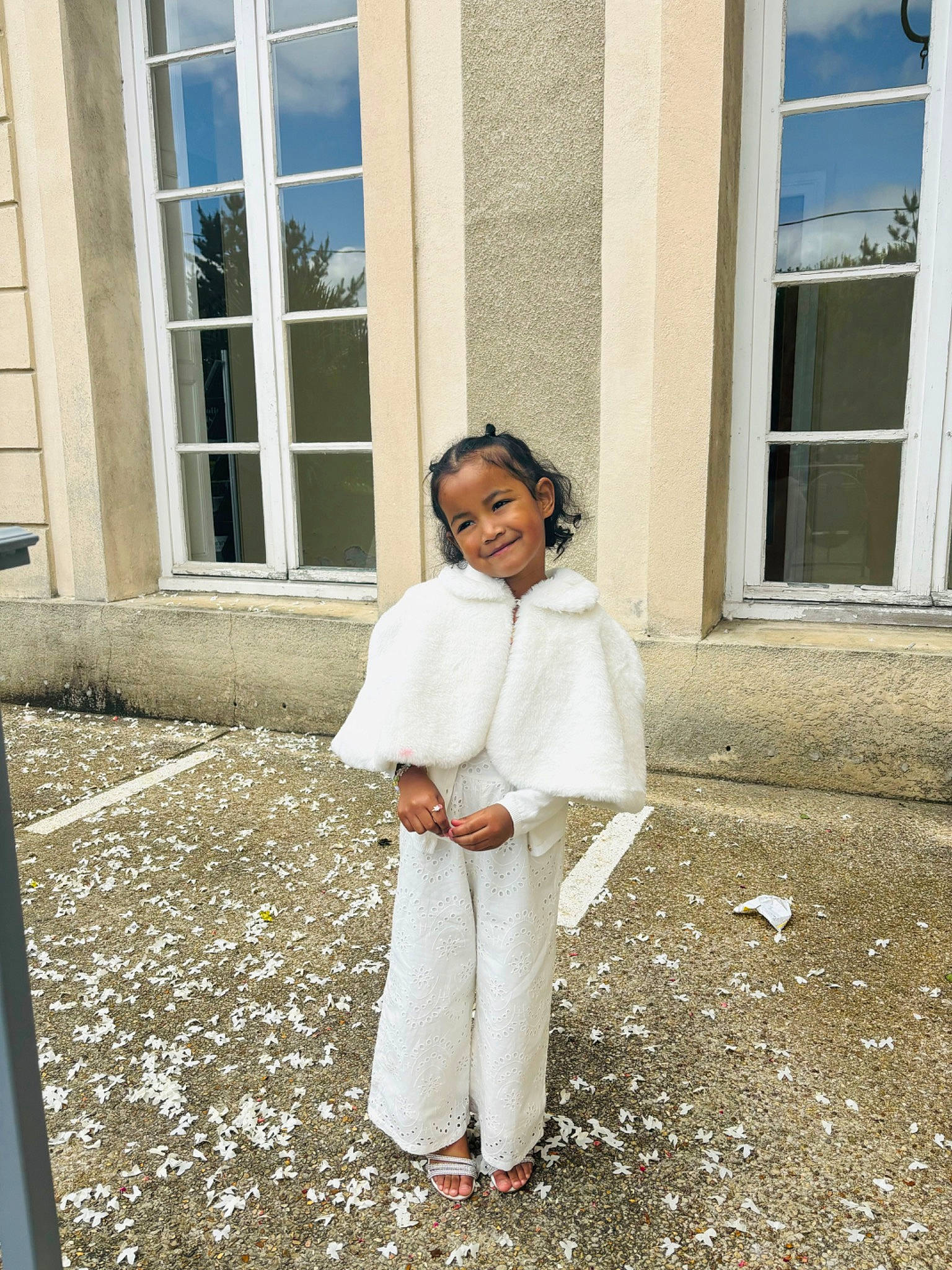 Mioty a rejoint le concours — aidez-le/la à gagner de superbes lots ! denim, eyewear, fashion_design, flooring, formal_wear, fur, grass, joy, knee, pattern, person, portrait_photography, room, sidewalk, sitting, sleeve, tints_and_shades, uniform, vintage_clothing, waist