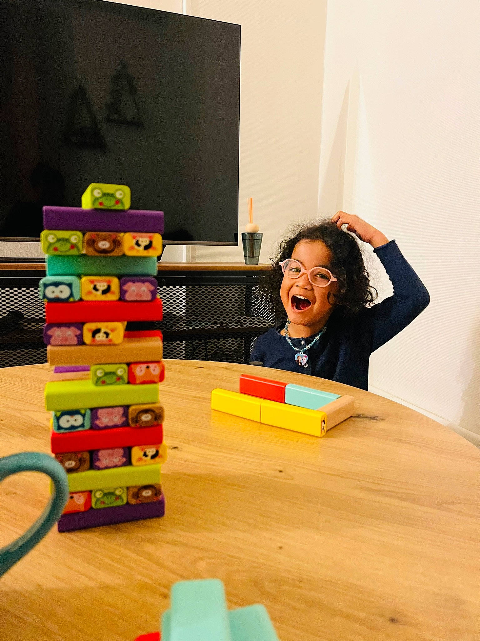 Mioty participe au concours pour gagner de l'argent avec cette photo : child, desk, eyewear, floor, flooring, fun, hardwood, machine, person, plastic, play, recreation, room, shelving, sitting, smile, table, toy, toy_block, visual_arts