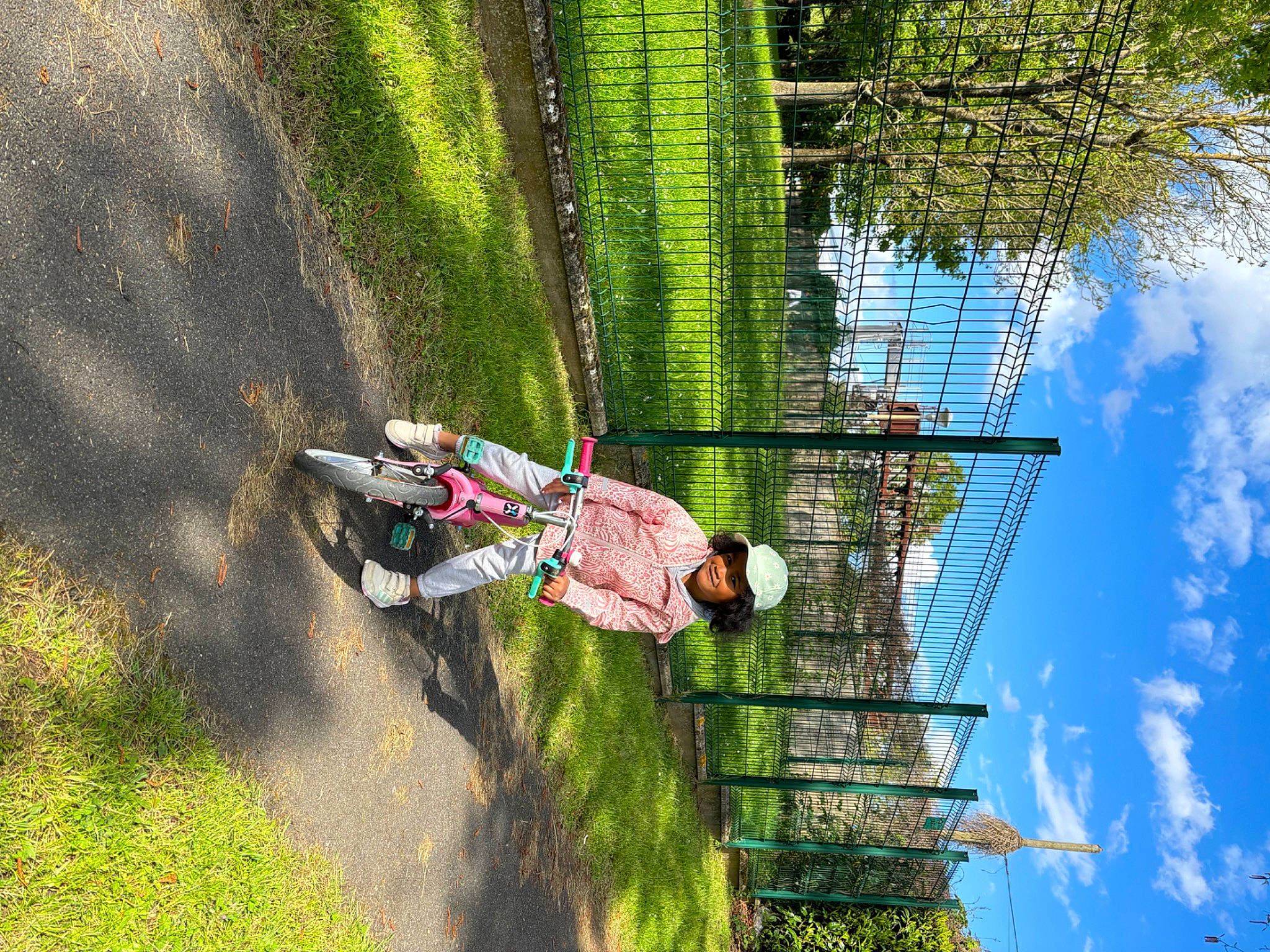 Mioty a rejoint le concours — aidez-le/la à gagner de superbes lots ! adventure, bicycle_handlebar, cloud, extreme_sport, fun, grass, headwear, joy, landscape, leisure, people_in_nature, person, plant, recreation, sky, sports_equipment, spring, tire, tree, vehicle