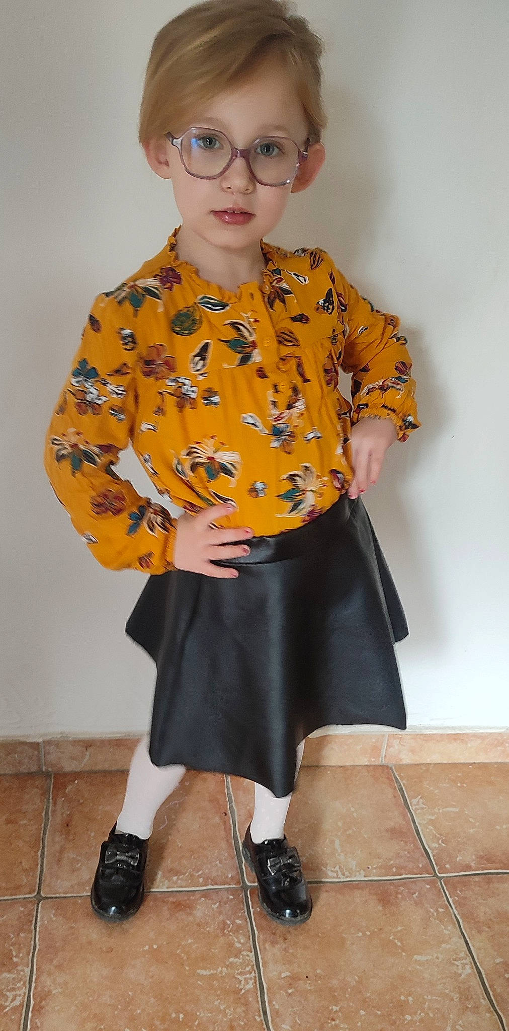 Ambre participe au concours pour gagner de l'argent avec cette photo : arm, art, belt, electric_blue, event, eyewear, fashion_design, glasses, goggles, hairstyle, knee, pattern, person, shoe, sleeve, standing, sunglasses, thigh, uniform, vision_care