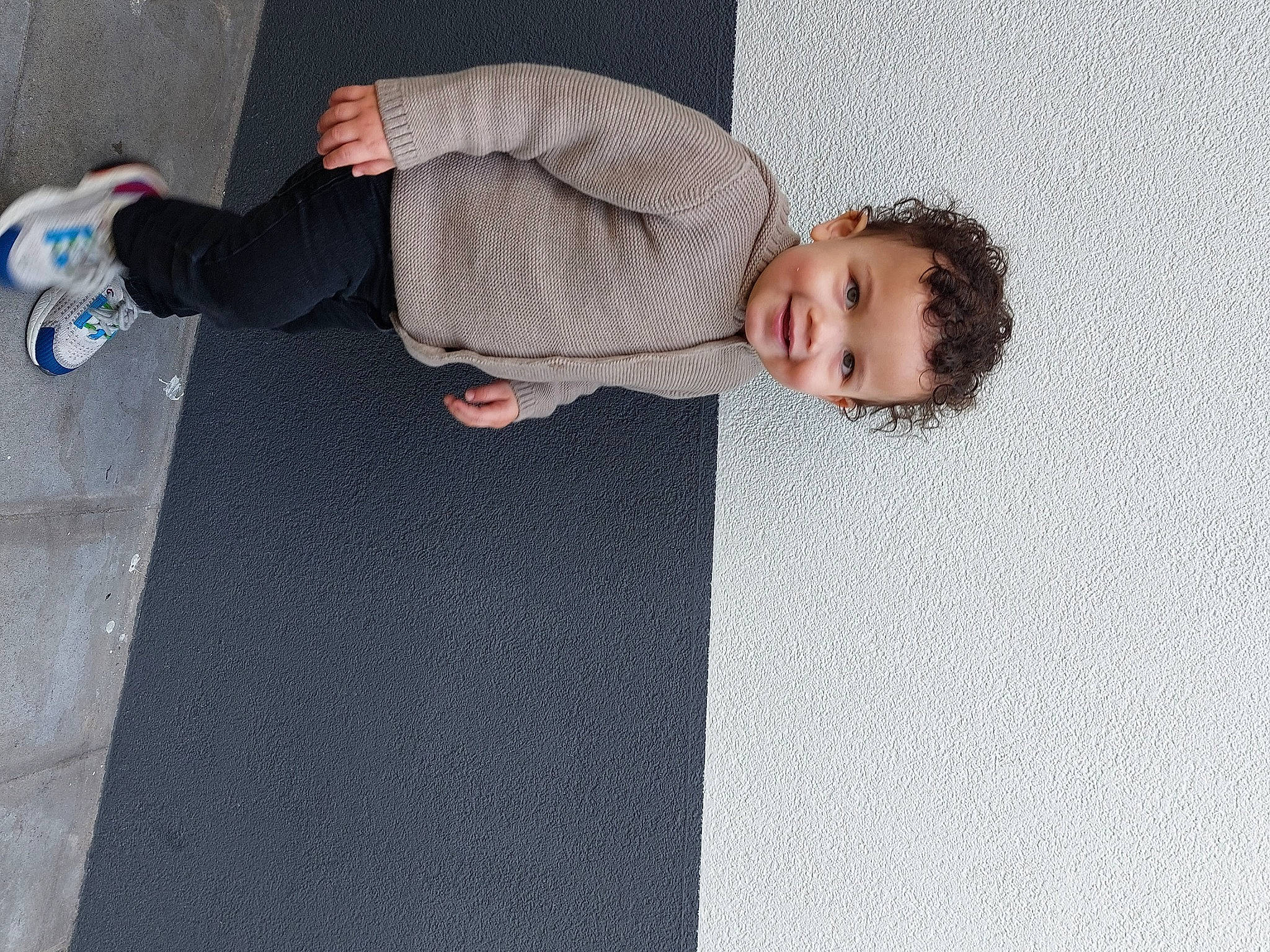 Dyego participe au concours pour gagner de l'argent avec cette photo : asphalt, baby, baby_toddler_clothing, child, comfort, concrete, floor, flooring, foot, fun, grey, hardwood, human_leg, joy, linens, person, road_surface, room, sitting, toddler